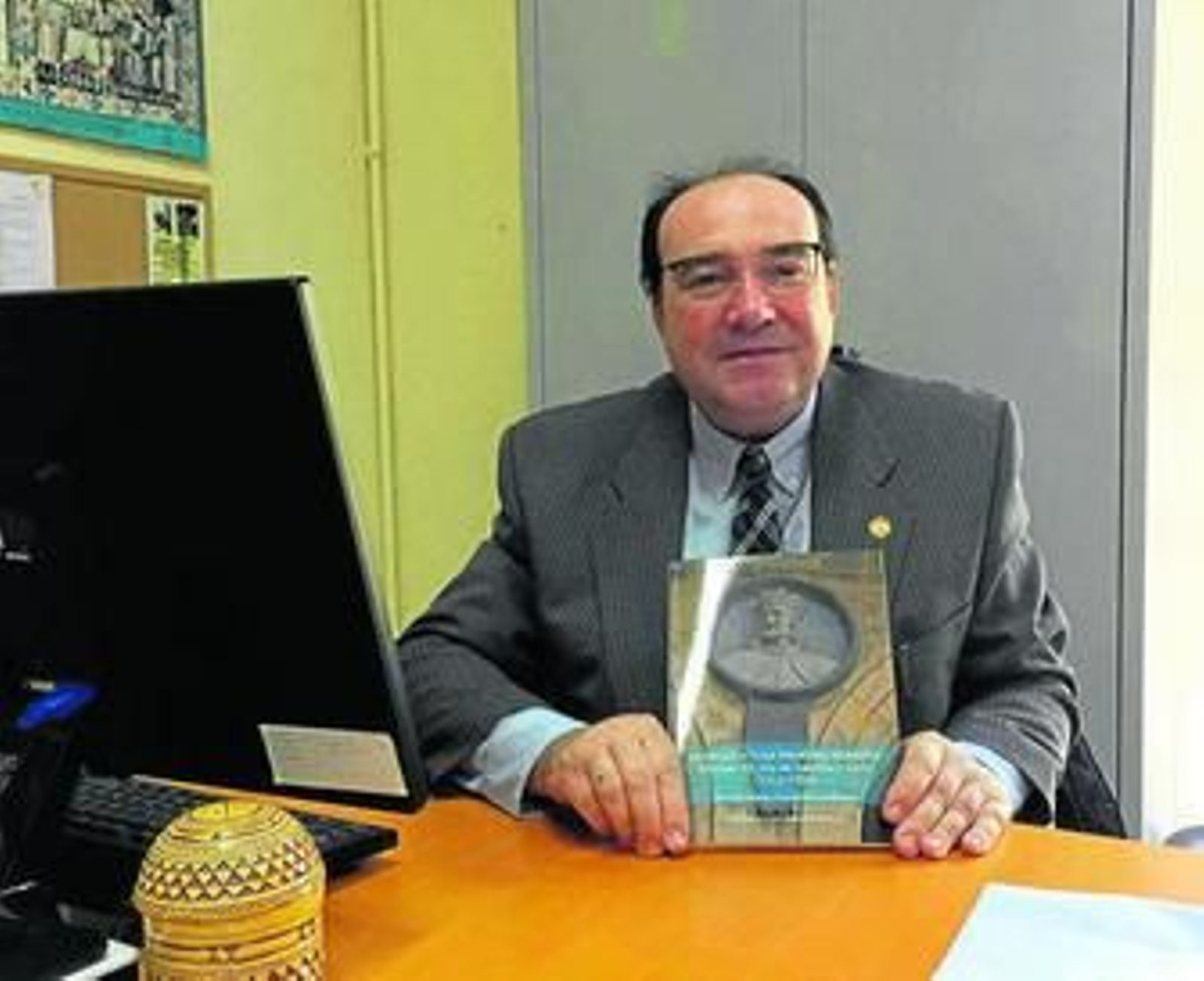 El catedrático Manuel García Fernández con el libro dedicado a Alfonso XI.