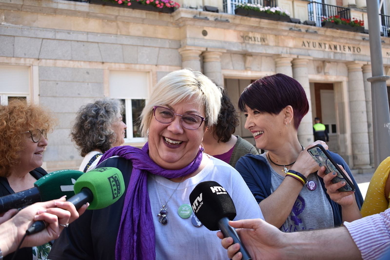 Mónica Rossi, ayer, ante las puertas del Ayuntamiento de la capital.
