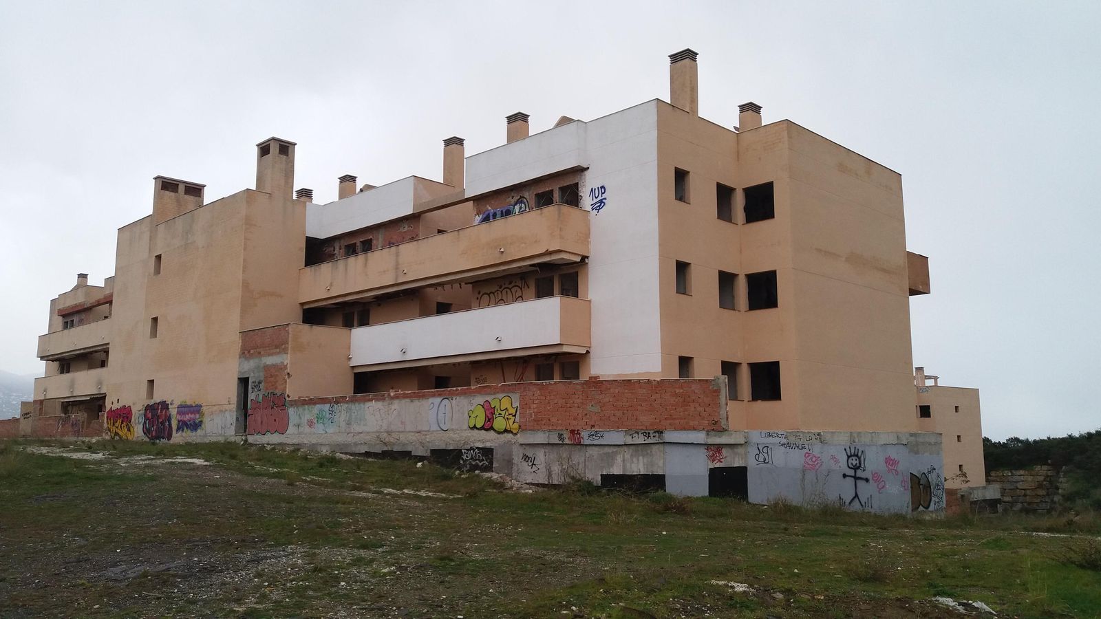 Imagen de uno de los bloques que compone la promoción inaciada de Aifos junto al hipódromo.