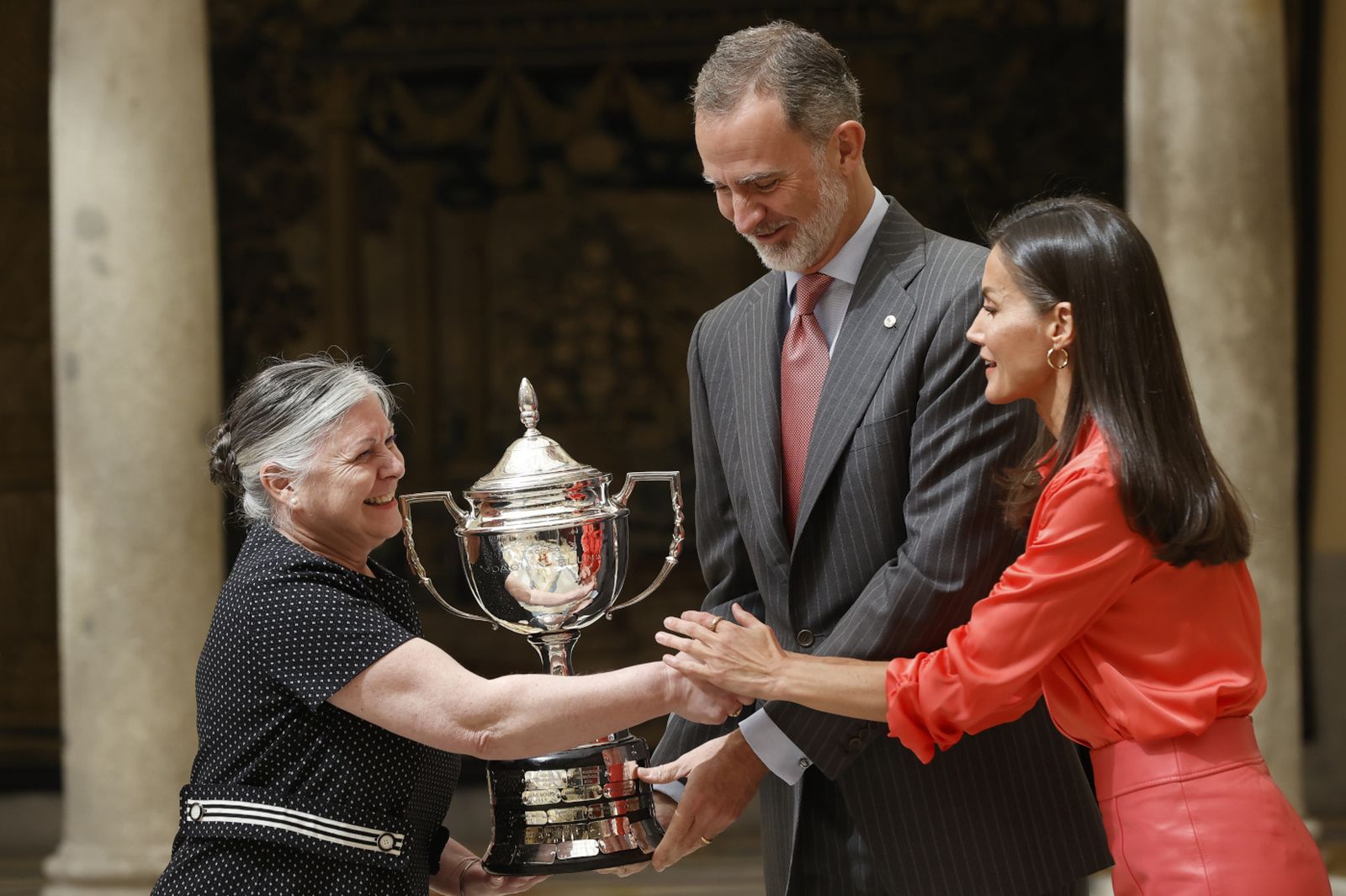 Los Reyes entregan el premio a Sacramento Delgado, directora del IES Hermenegildo Lanz de Granada