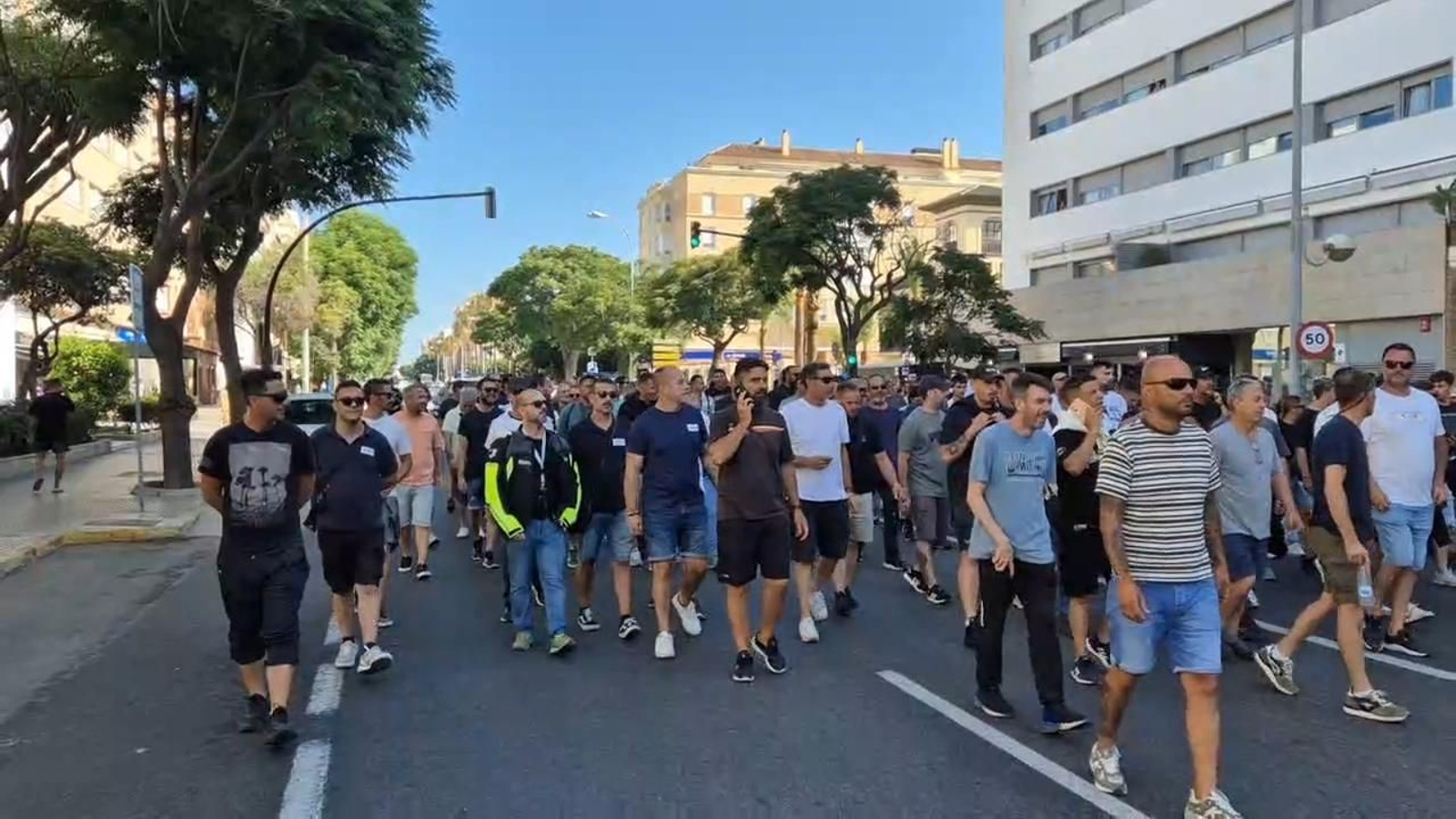 Trabajadores del metal cortan el tráfico en la avenida principal de Cádiz en la cuarta jornada de huelga indefinida