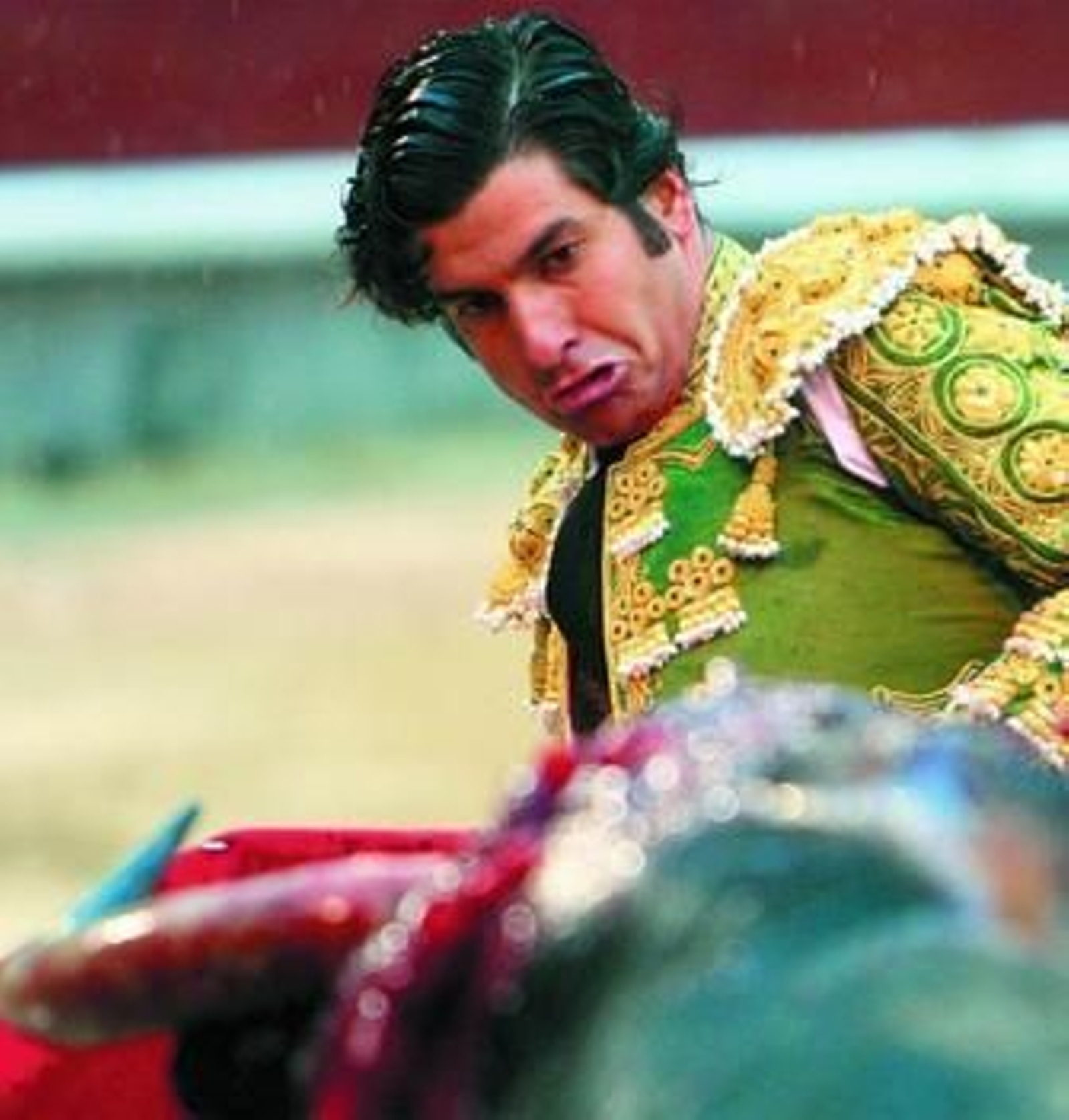 Morante de la Puebla cita a su segundo toro, al que cortó una oreja.
