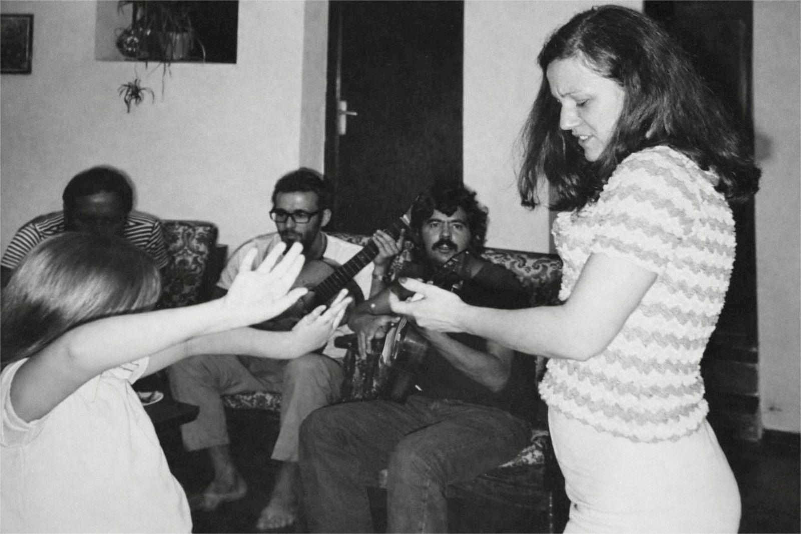 Madre de Fabí, bailando en el hostal.