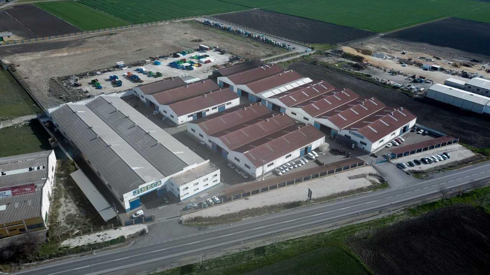 Instalaciones de Jimeca en plena campiña