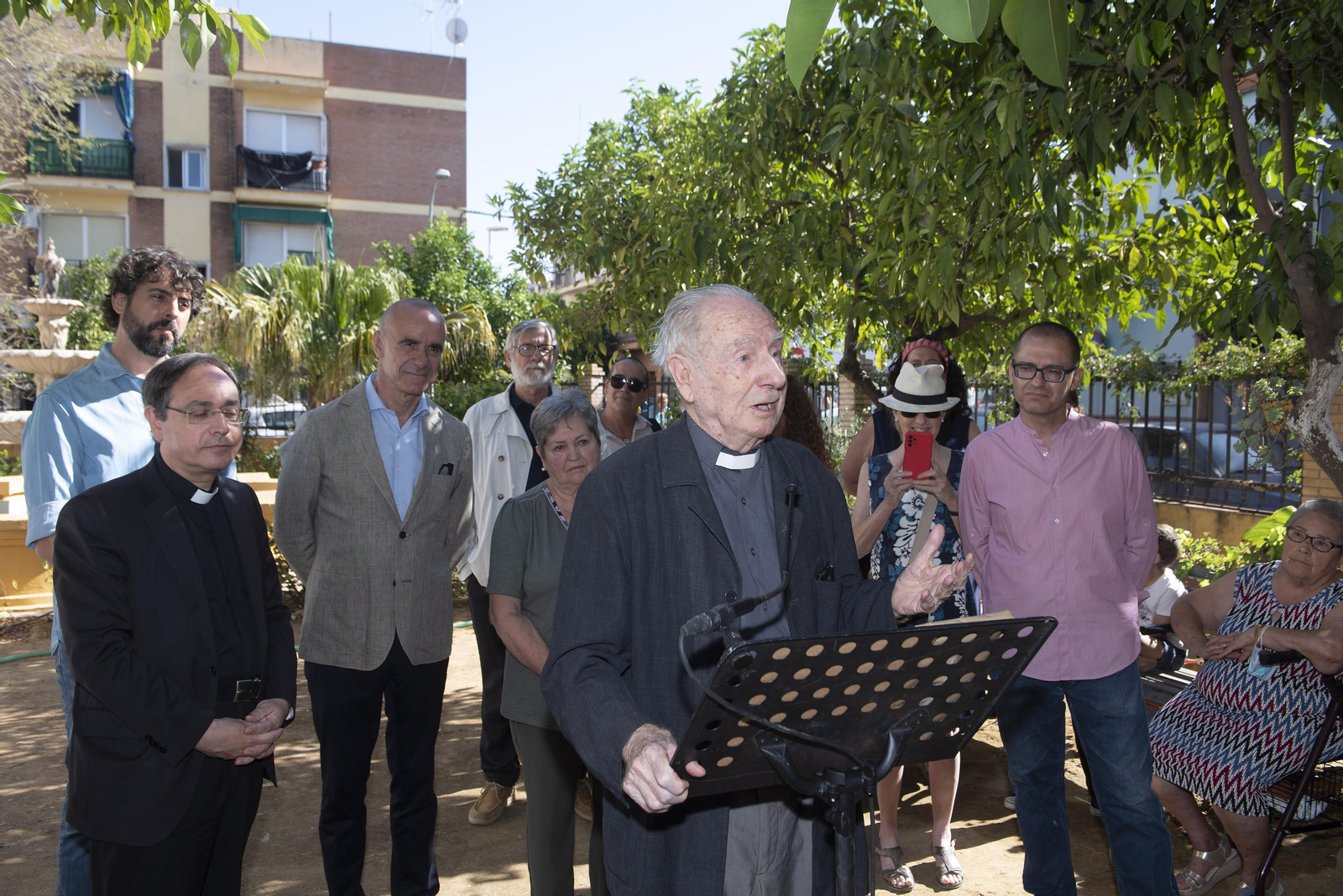 Las imágenes de la inauguración de los jardines del párroco D. Pedro Ybarra