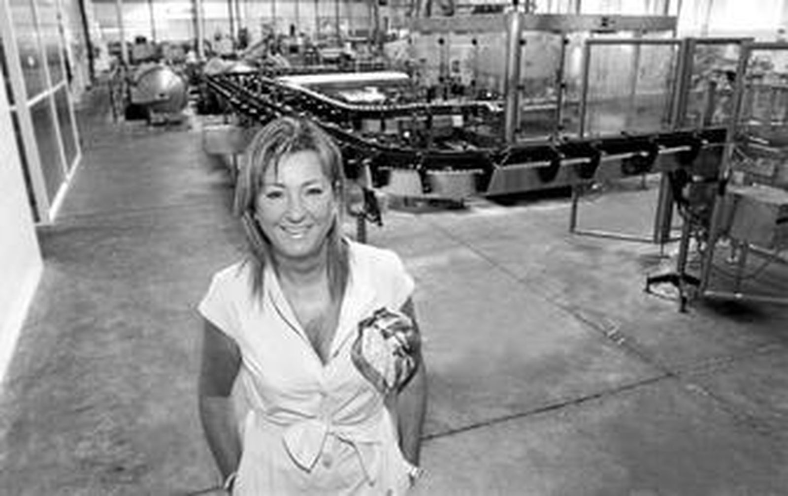 María Paz Hurtado sonríe en la planta de producción de su fábrica de envasado de aceitunas, Hutesa, en Fuente de Piedra.