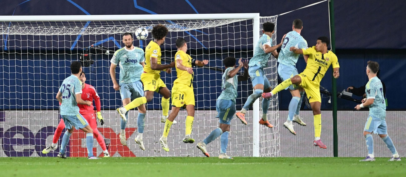 Renato Veiga remata el gol del empate para el Villarreal.