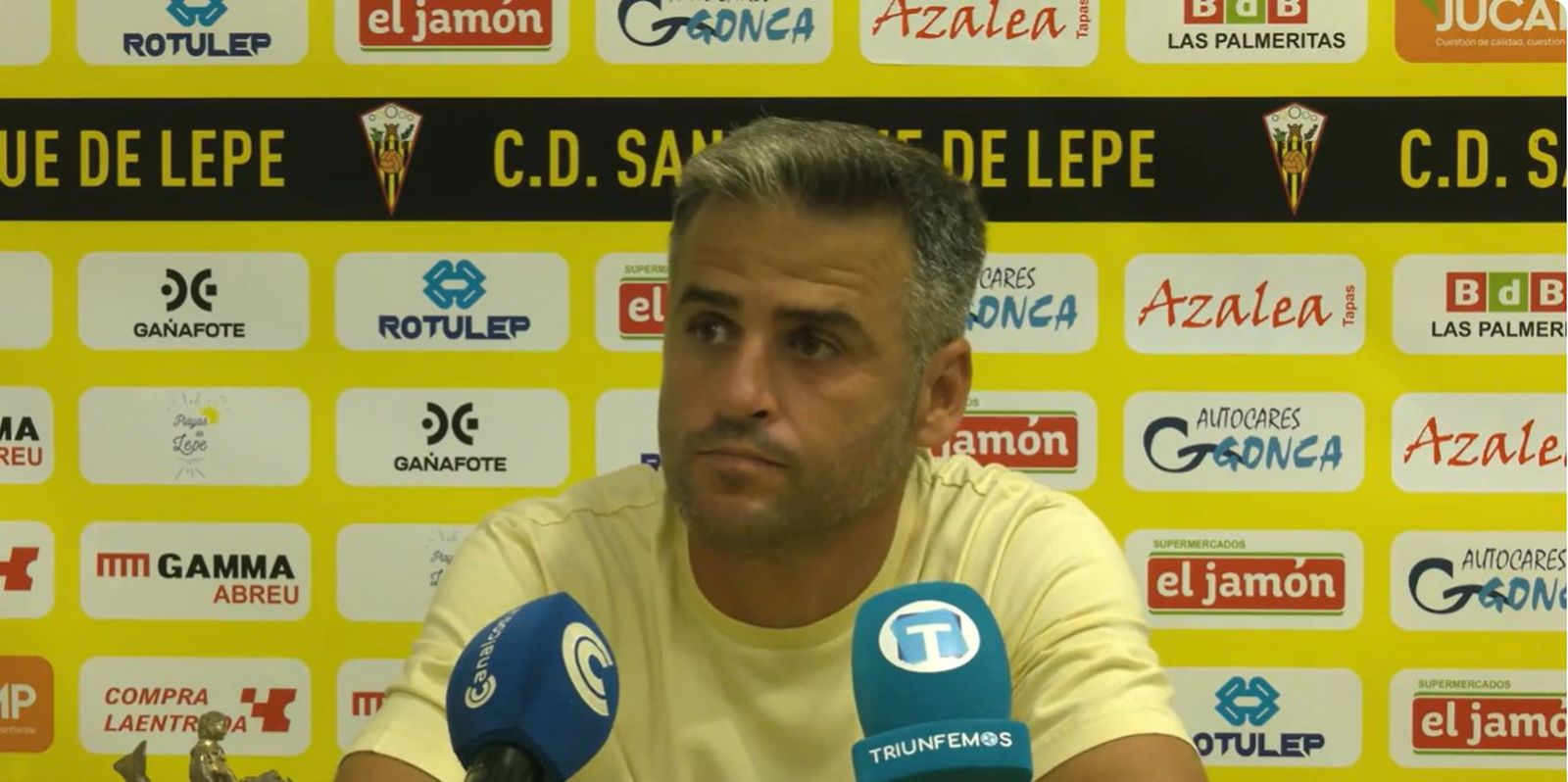 Chely, entrenador del San Roque de Lepe, en rueda de prensa