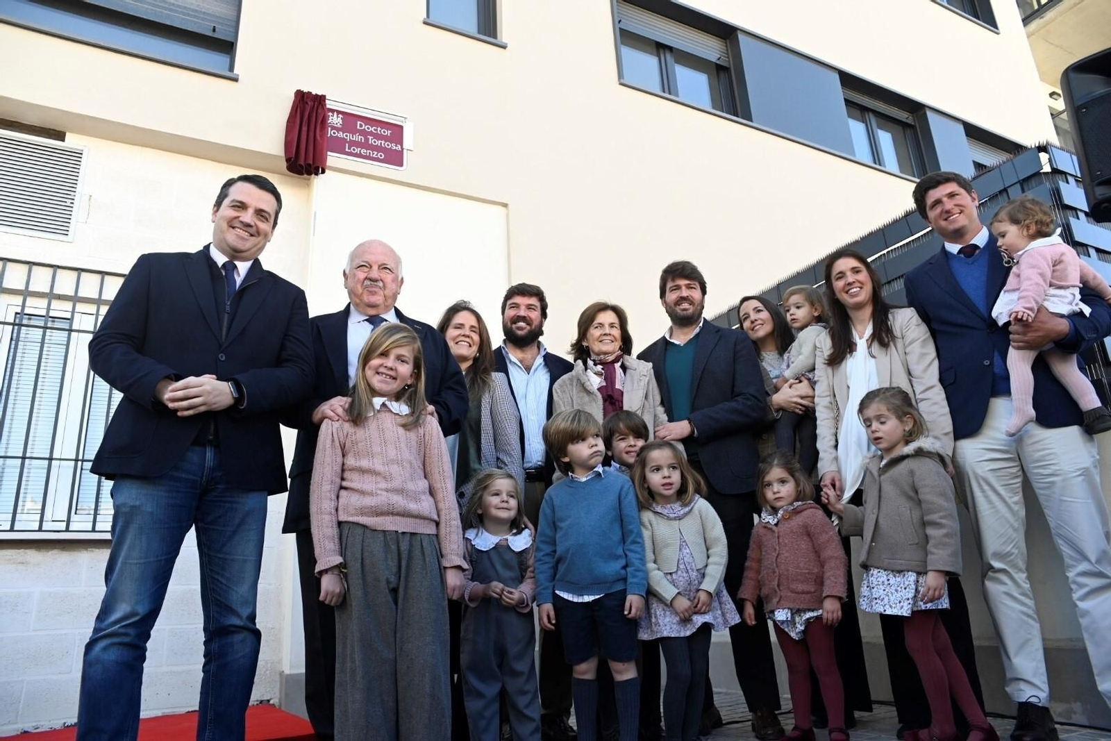 Familiares del doctor Joaquín Tortosa Lorenzo y dirigentes institucionales. Familiares del doctor Joaquín Tortosa Lorenzo y dirigentes institucionales.