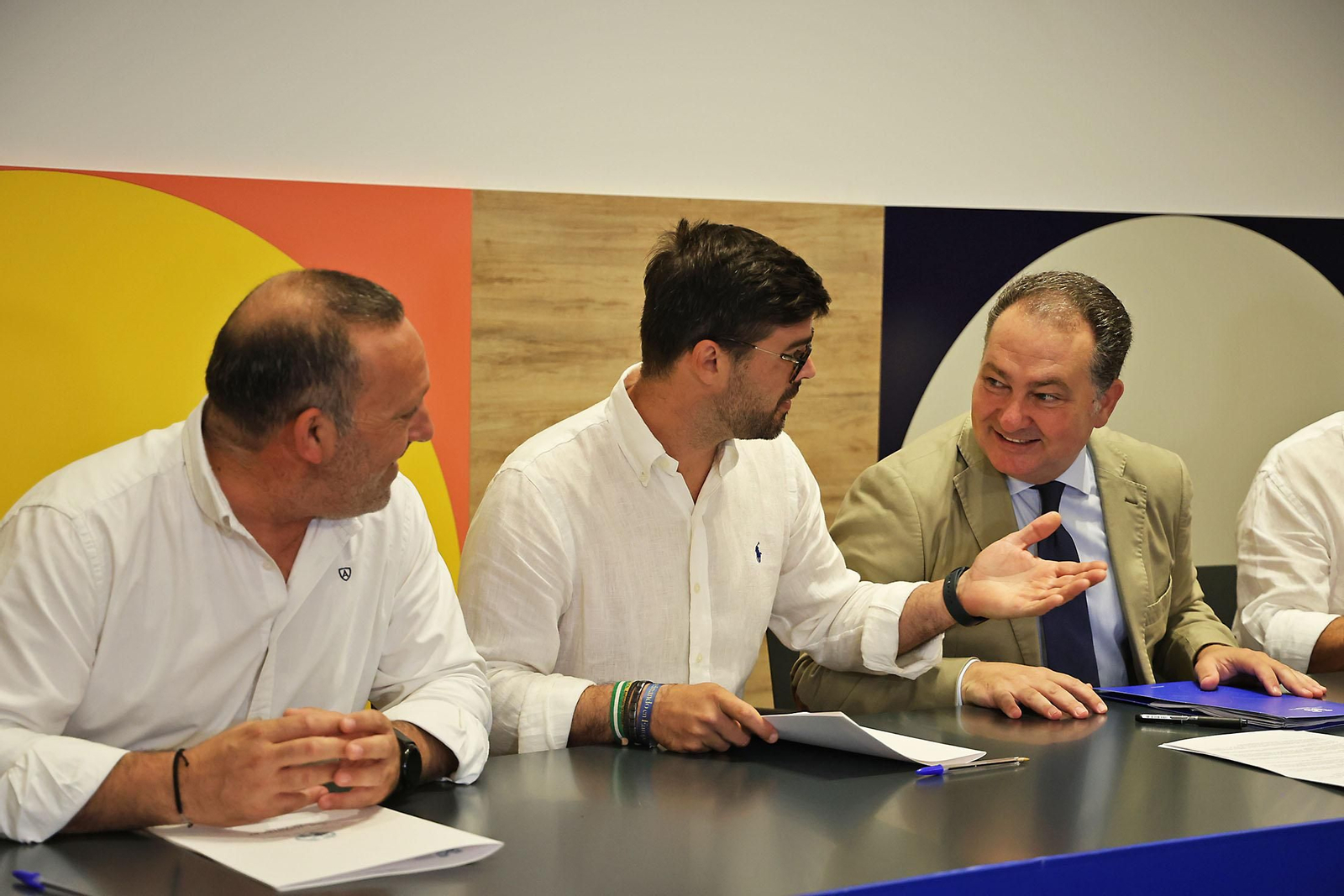 Imágenes de la firma con alcaldes de 34 municipios los convenios del programa 'Tu Diputación Invierte'