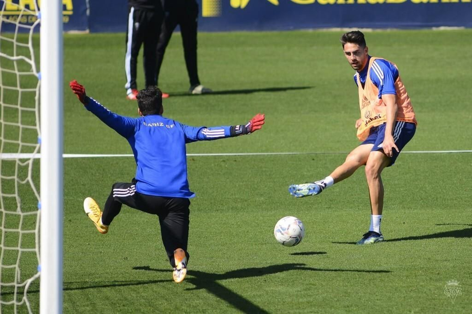 Sobrino remata en un entrenamiento. Sobrino remata en un entrenamiento.
