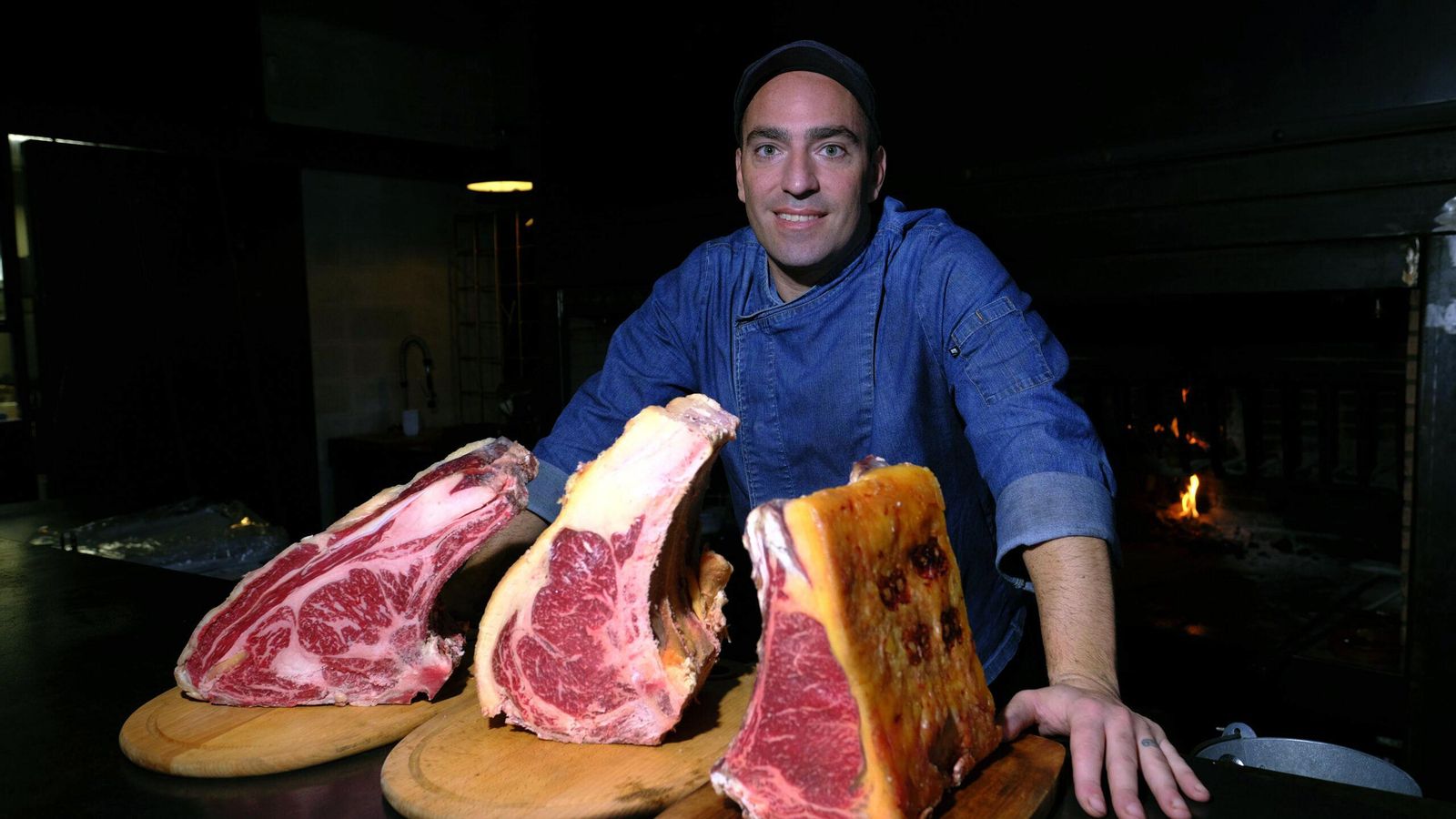 Martin Abramzon mostrando algunas de sus piezas de carne.