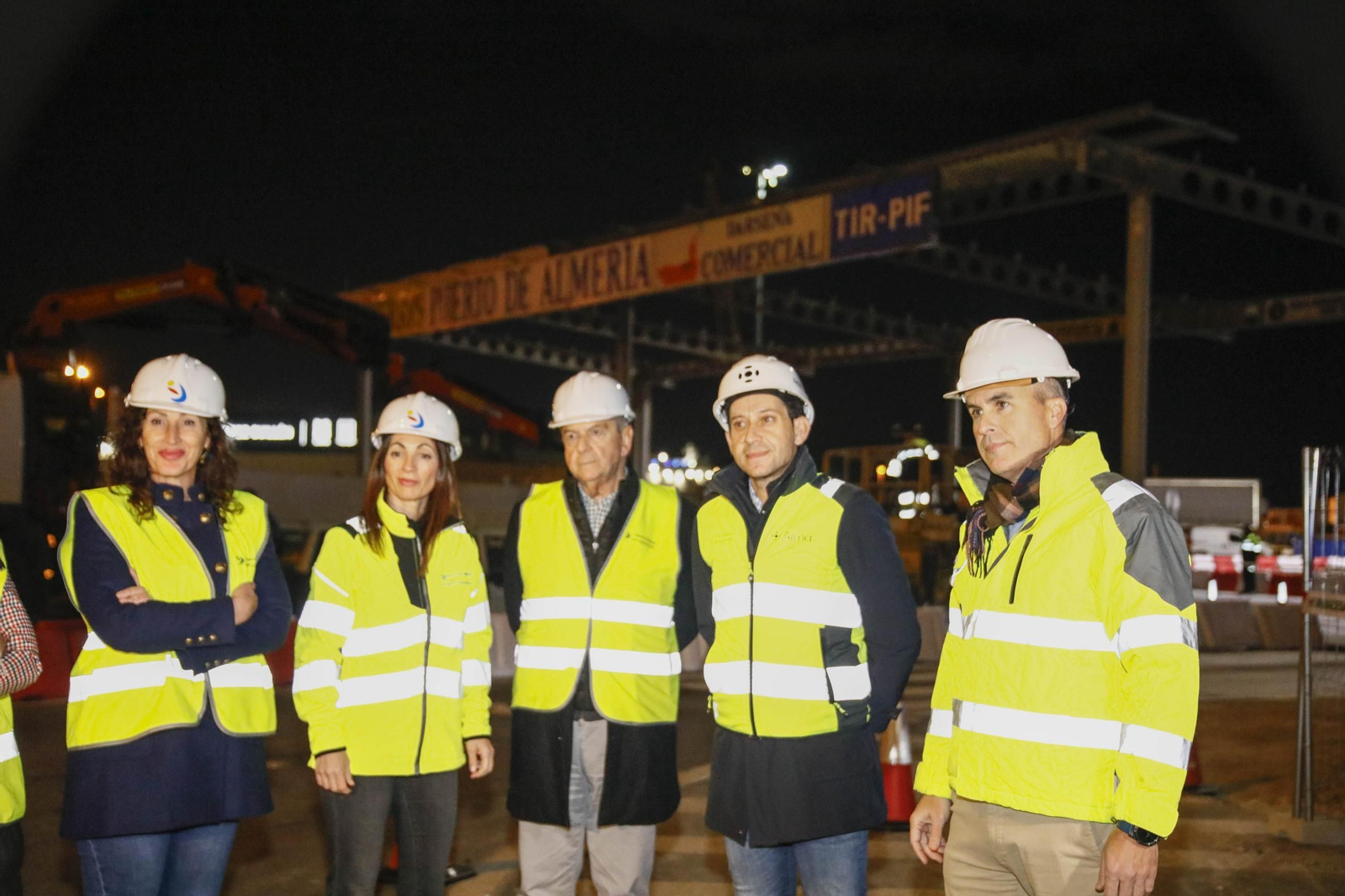 Las imágenes del derribo de la marquesina de la entrada al Puerto de Almería