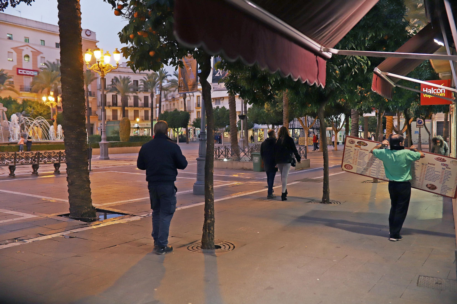 Imagen del bar del Arenal sancionado por Urbanismo por incumplir la normativa de veladores.