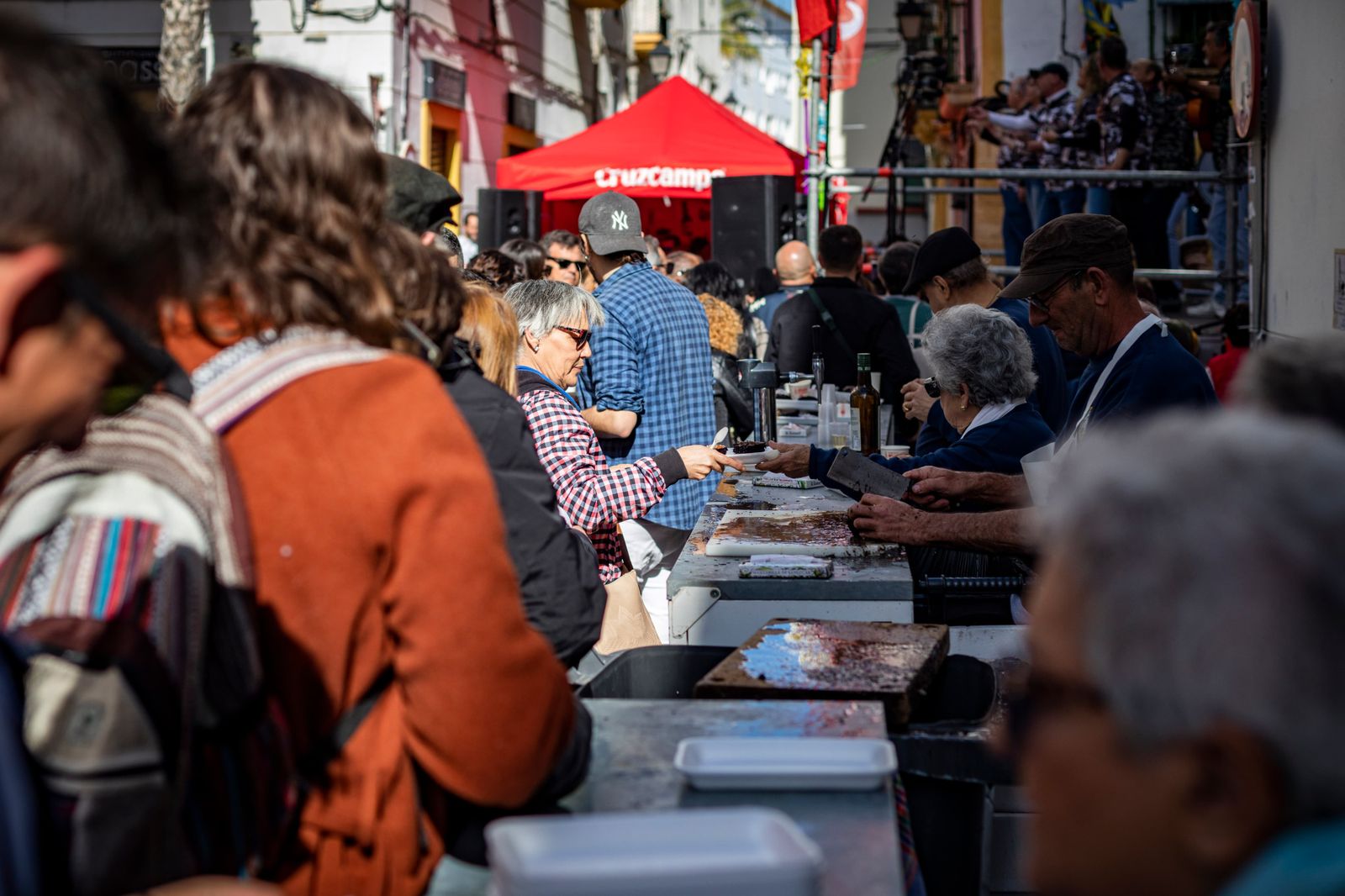 Búscate entre las mejores imágenes de la Erizada 2024 del Carnaval de Cádiz