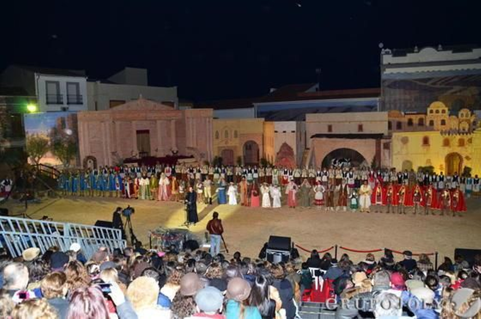 La primera representación del Auto de los Reyes Magos en Los Pedroches consigue un lleno absoluto pese al mal tiempo.  Foto: Sánchez Ruiz