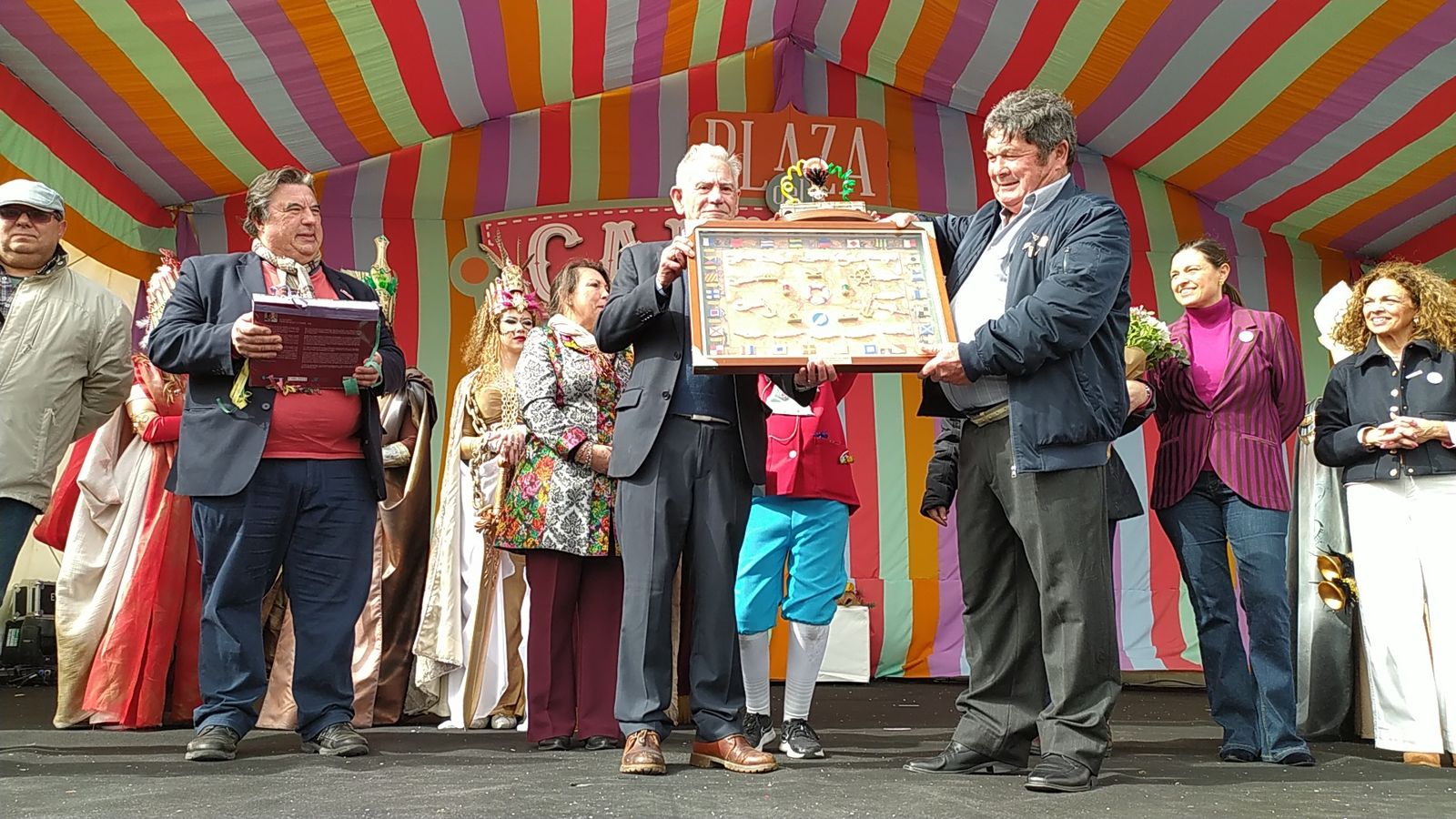 Las imágenes de la entrega del premio Pepe Requeté del Carnaval de San Fernando a Paco Lara