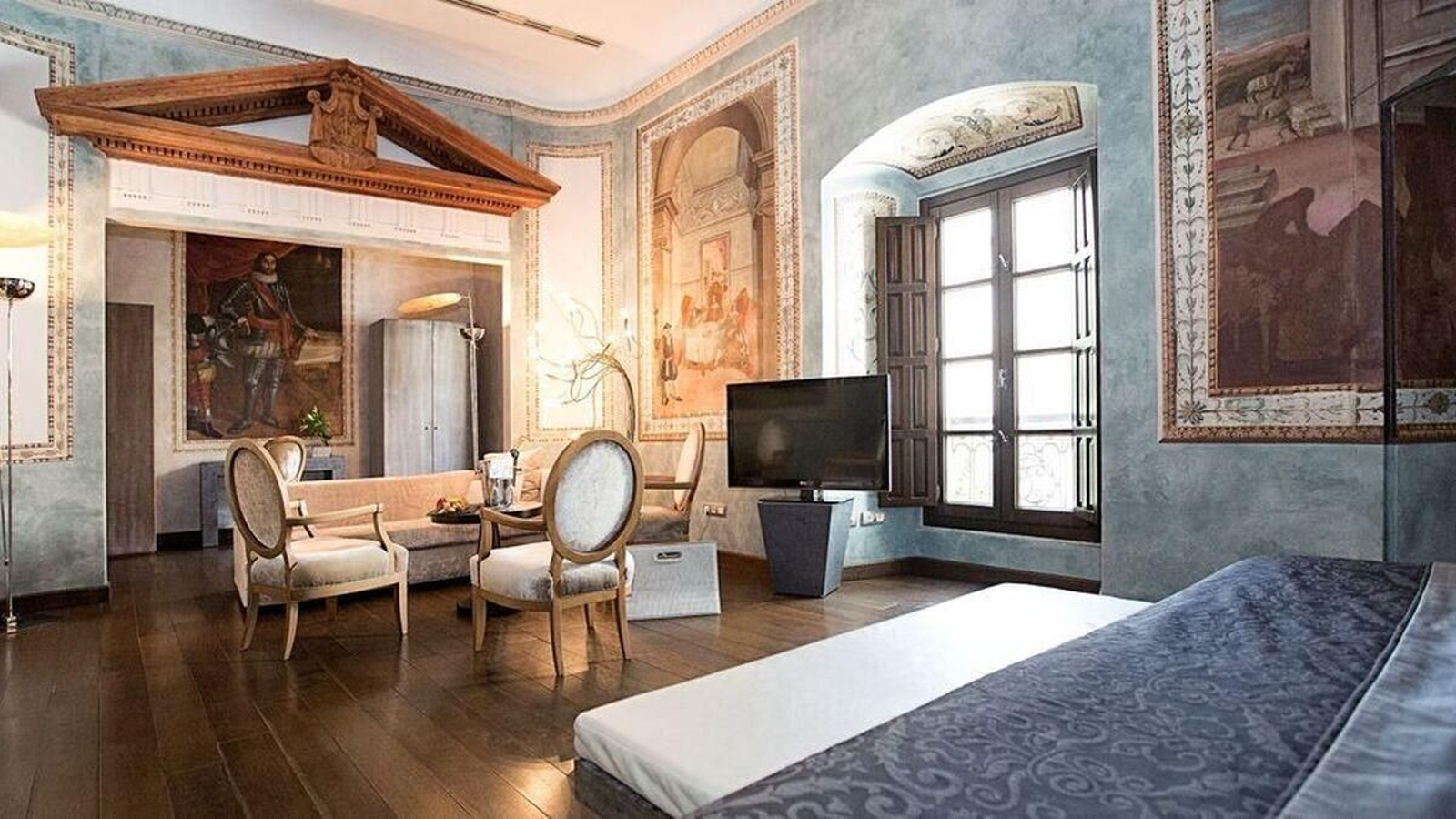 Las tres suites de Hospes Palacio del Bailío están decoradas con frescos inspirados en capítulos históricos y literarios