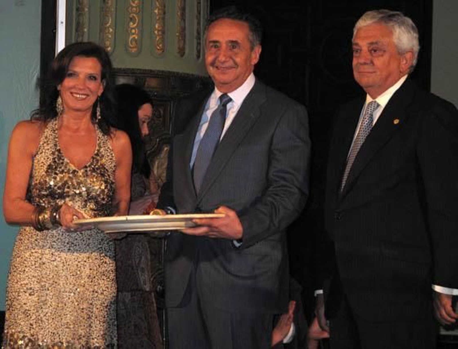 Nani Carvajal, presidenta de la APS; José Luis Manzanares Japón, presidente de Ayesa, empresa premiada en esta Gala de Clausura del Centenario de la APS, y Francisco Herrero León, presidente de la Cámara de Comercio de Sevilla.

Foto: Victoria Ramírez
