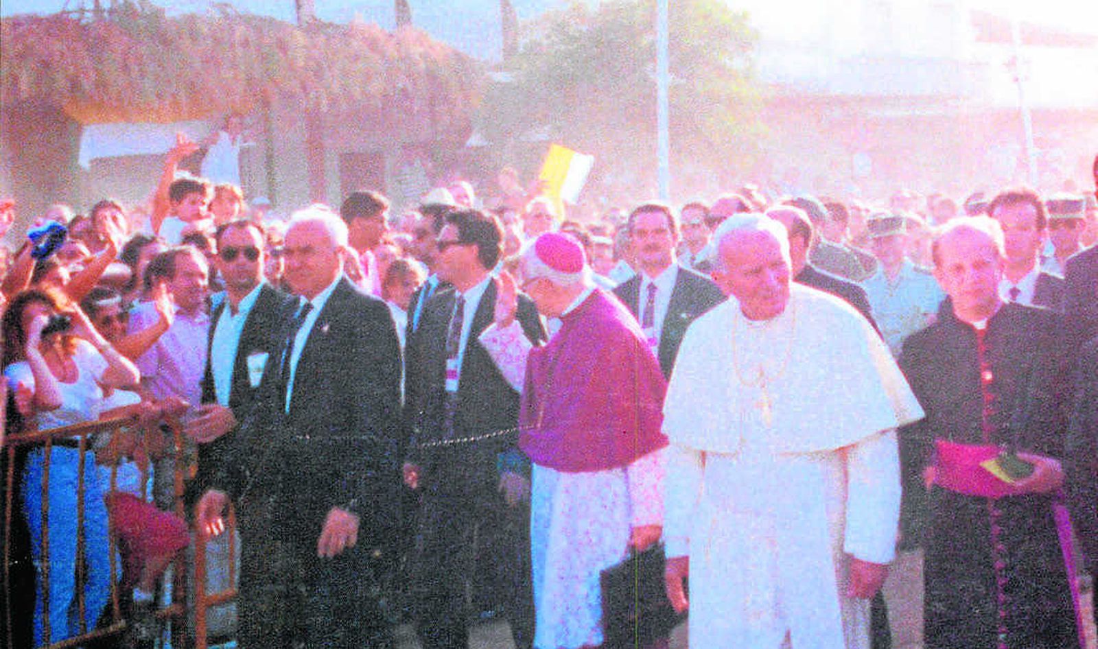 1993 hace 25 añosCien mil personas aclaman a Juan Pablo II en el Rocío