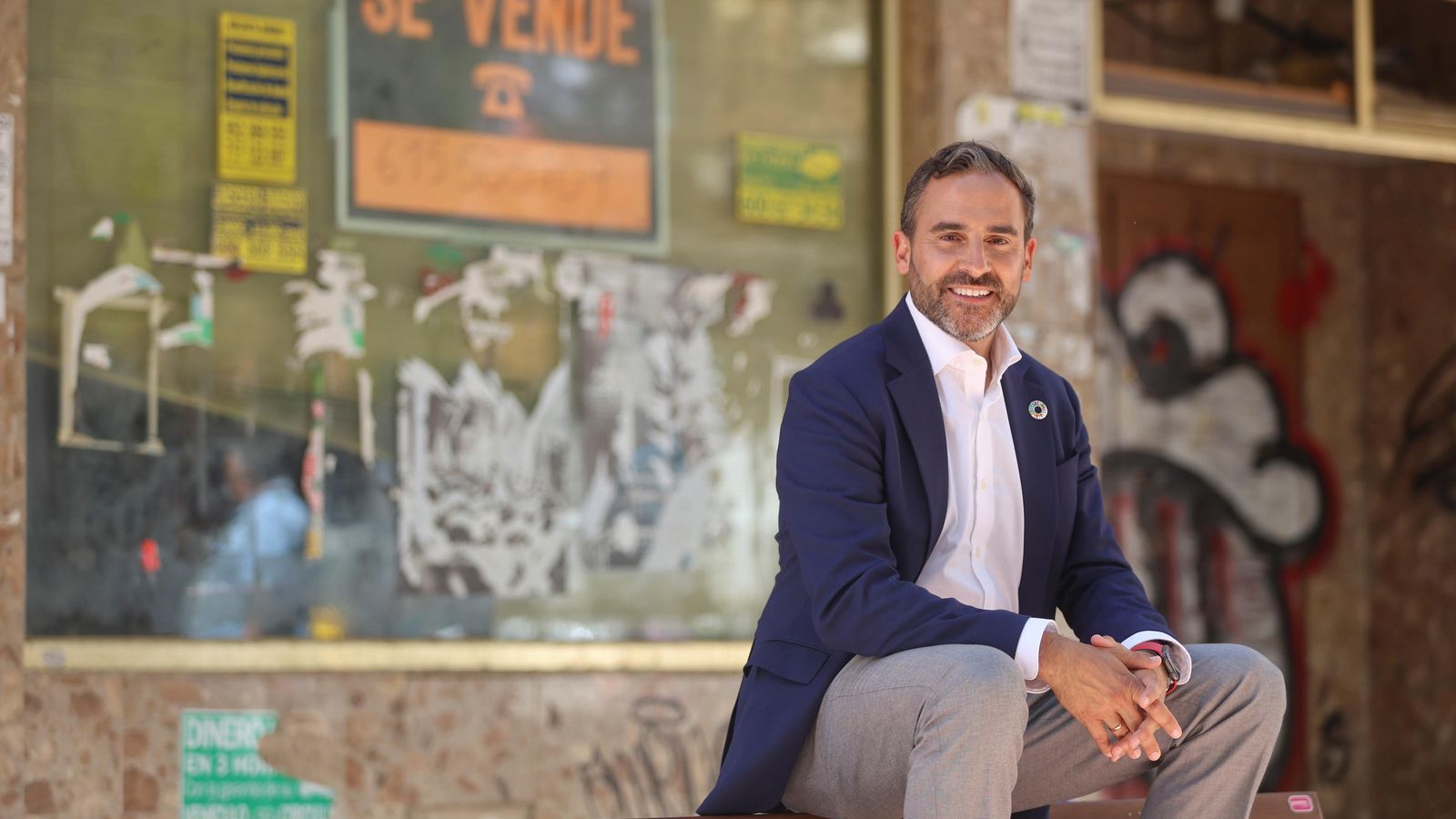 Dani Pérez posa delante de dos locales cerrados en Miraflores. Dani Pérez posa delante de dos locales cerrados en Miraflores.