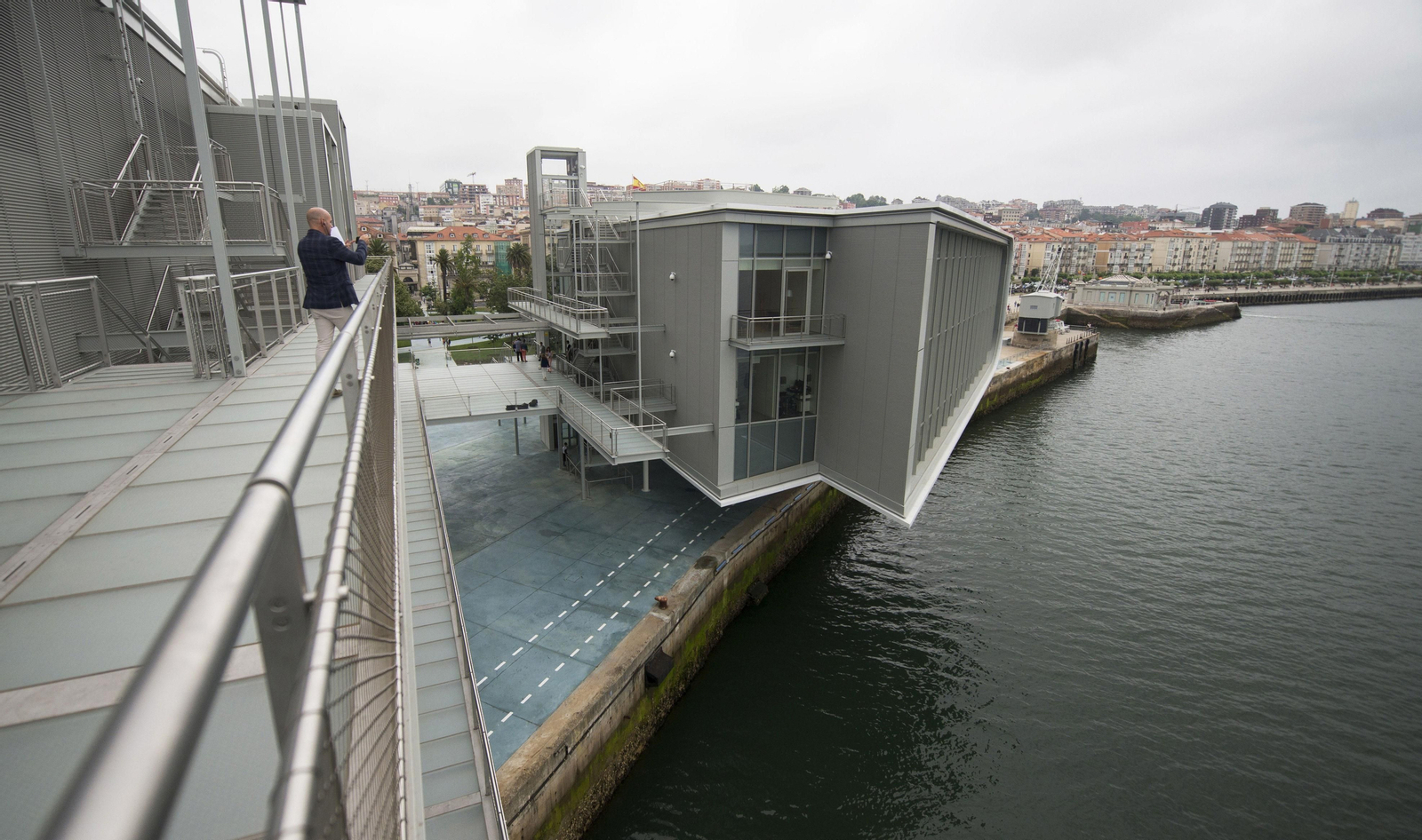 Exterior del Centro Botín, que hoy se inaugura oficialmente con la presencia de los Reyes de España.