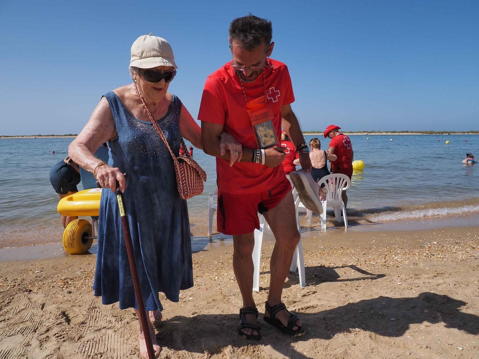 Las mejores imágenes del baño sin fronteras de Cruz Roja en la playa de Cartaya