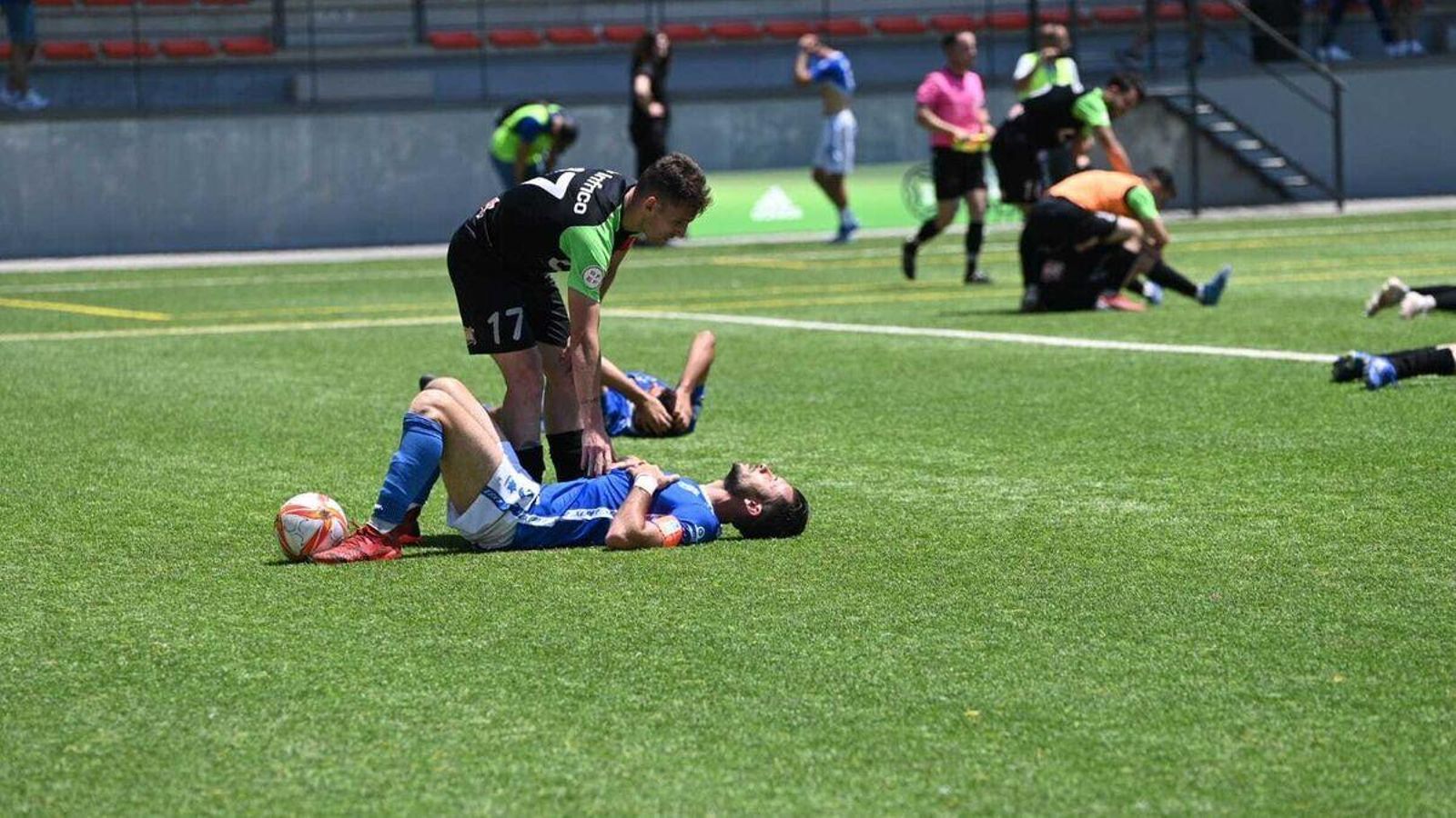 Álex Colorado, consolado por un jugador del Ciudad de Lucena tras la eliminación del XCD.