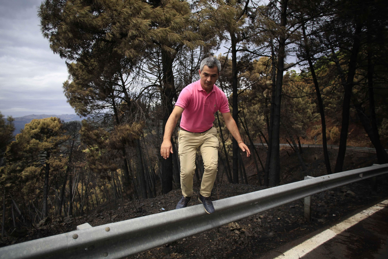 Miguel Herrera, alcalde de Genalguacil, en una zona quemada por el incendio