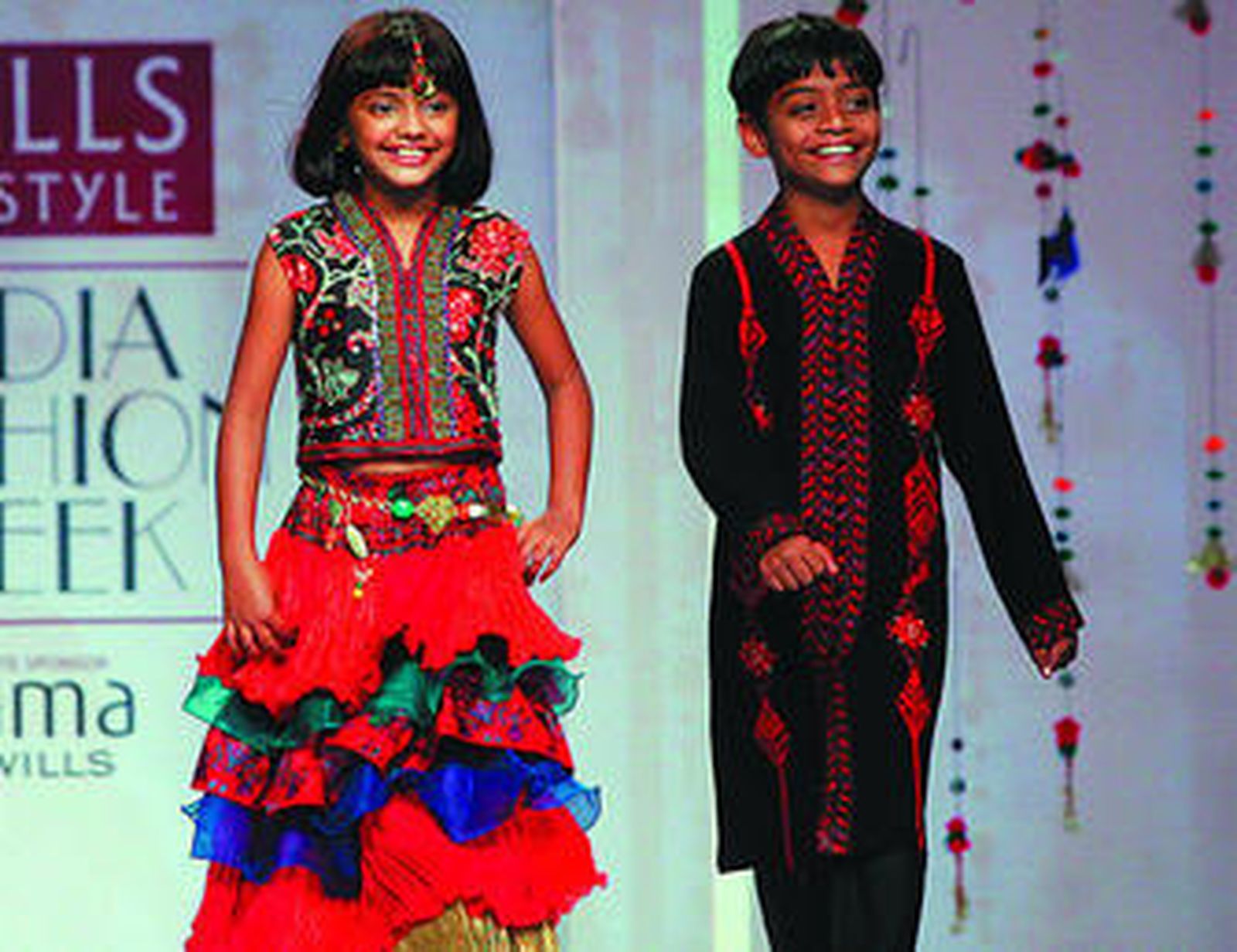Los niños de 'Slumdog' con la Moda India