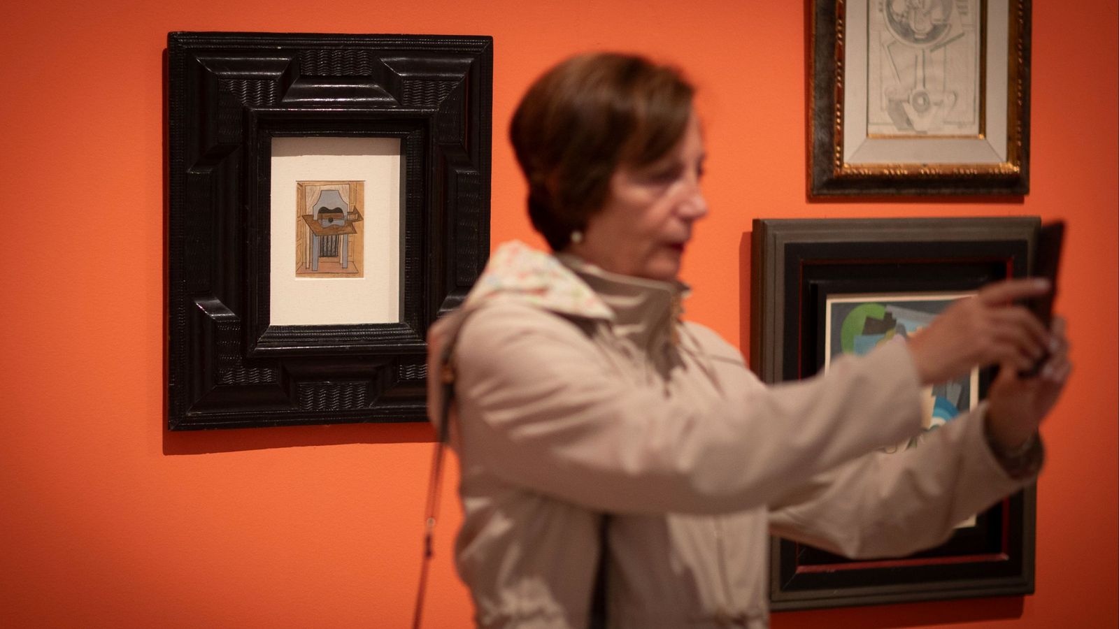 Una mujer se hace un selfie con la obra de Pablo Picasso 'Naturaleza muerta con guitarra'