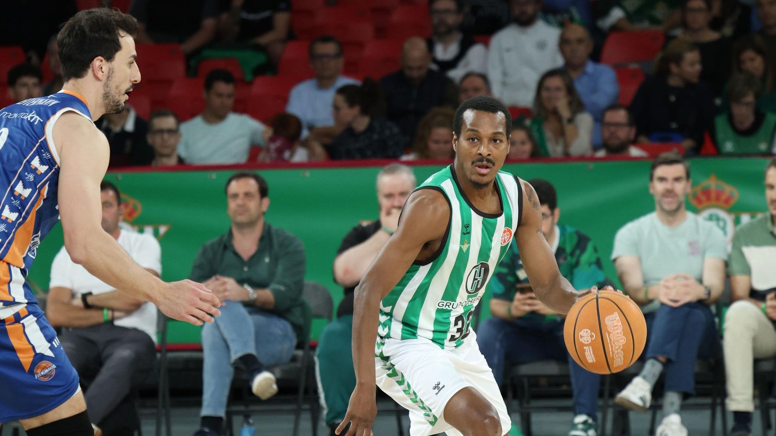 El bético Renfroe, defendido por Westermann.