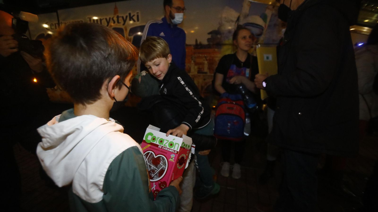 Un niño ucraniano recibe un regalo de su familia de acogida. Un niño ucraniano recibe un regalo de su familia de acogida.
