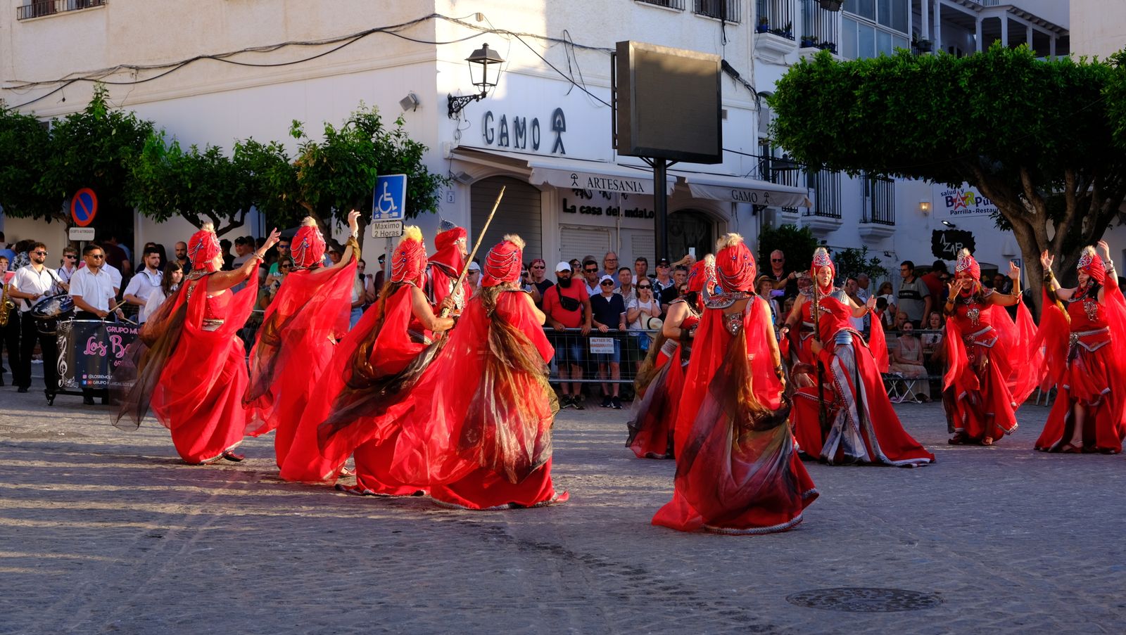 El espectacular desfile de Moros y Cristianos de Mojácar, en imágenes