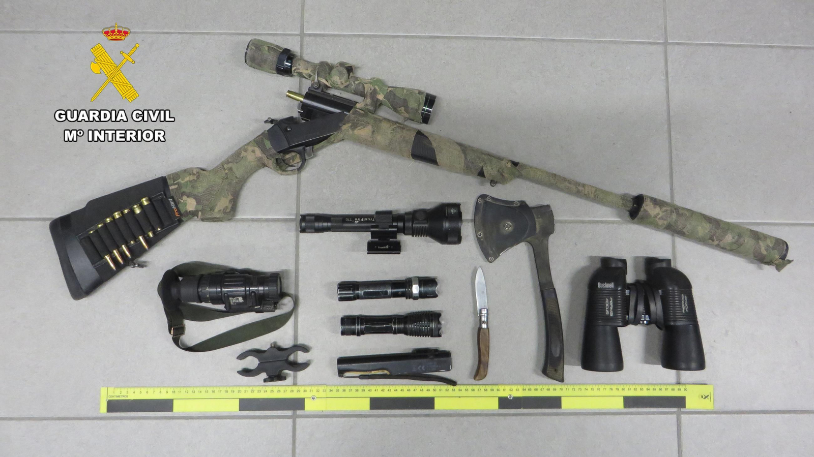 Armas confiscadas por la Guardia Civil.