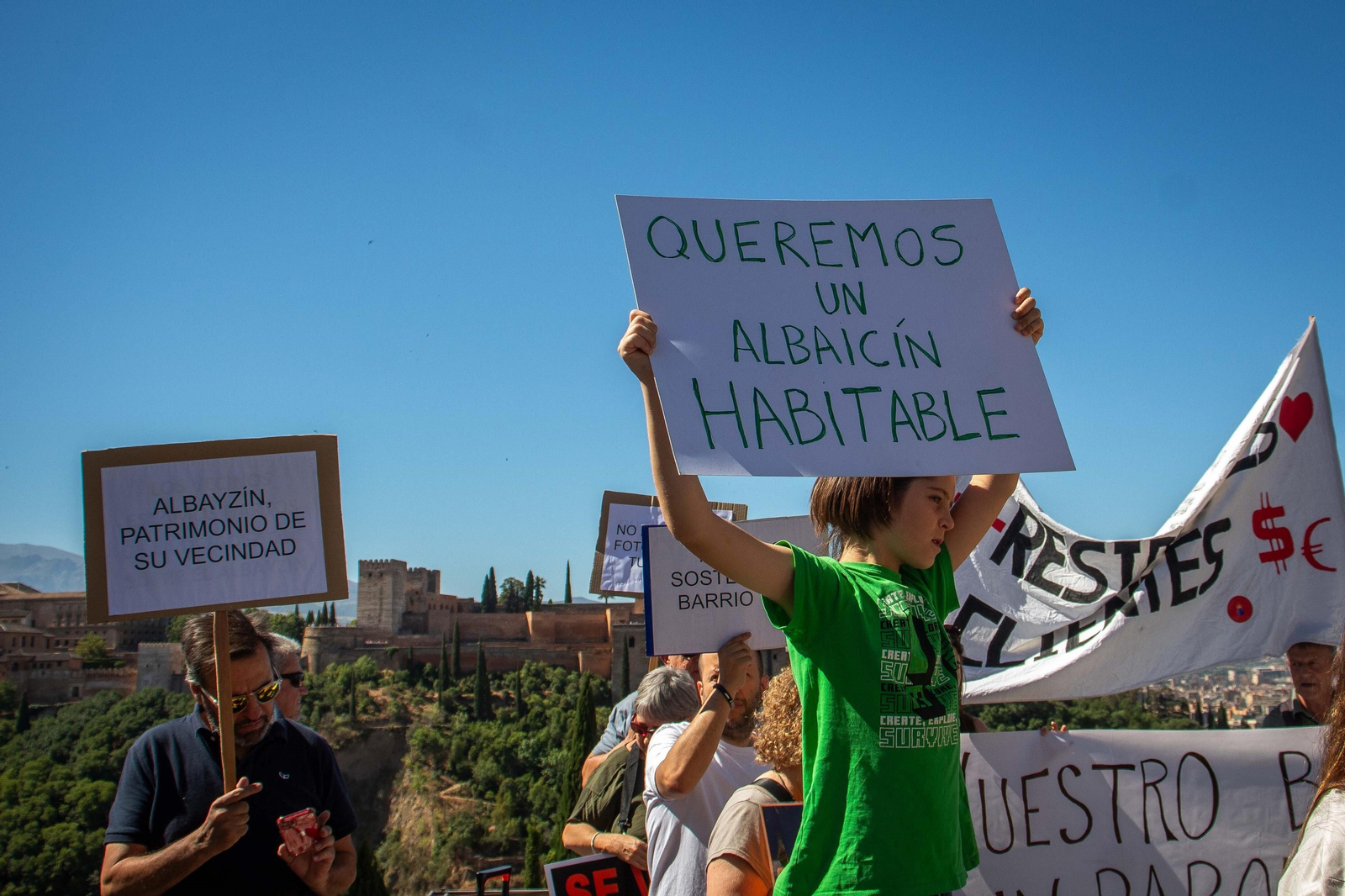 La protesta de los vecinos del Albaicín contra el turismo de masas, en imágenes