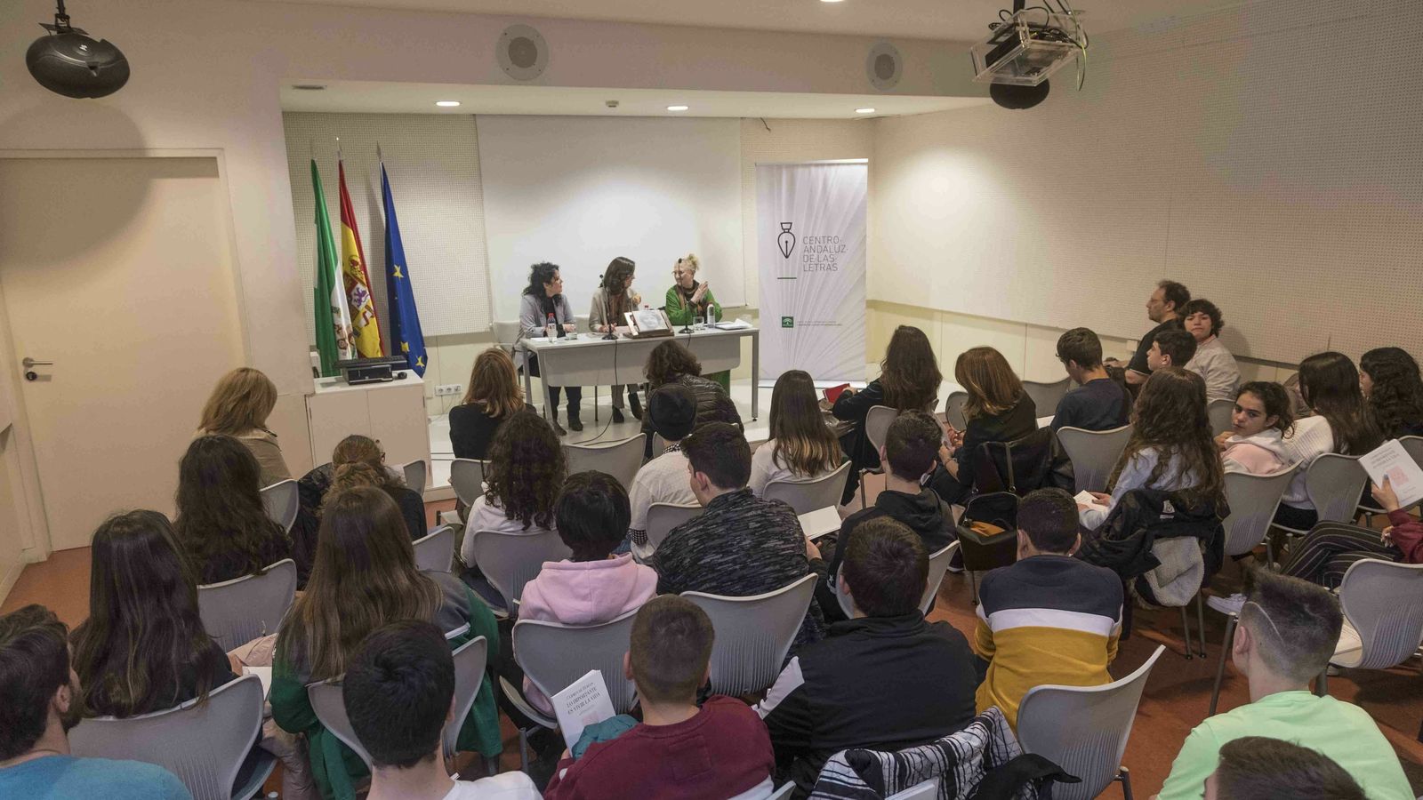 Los alumnos del IES Severo Ochoa durante la presentación en la Biblioteca Infanta Elena.