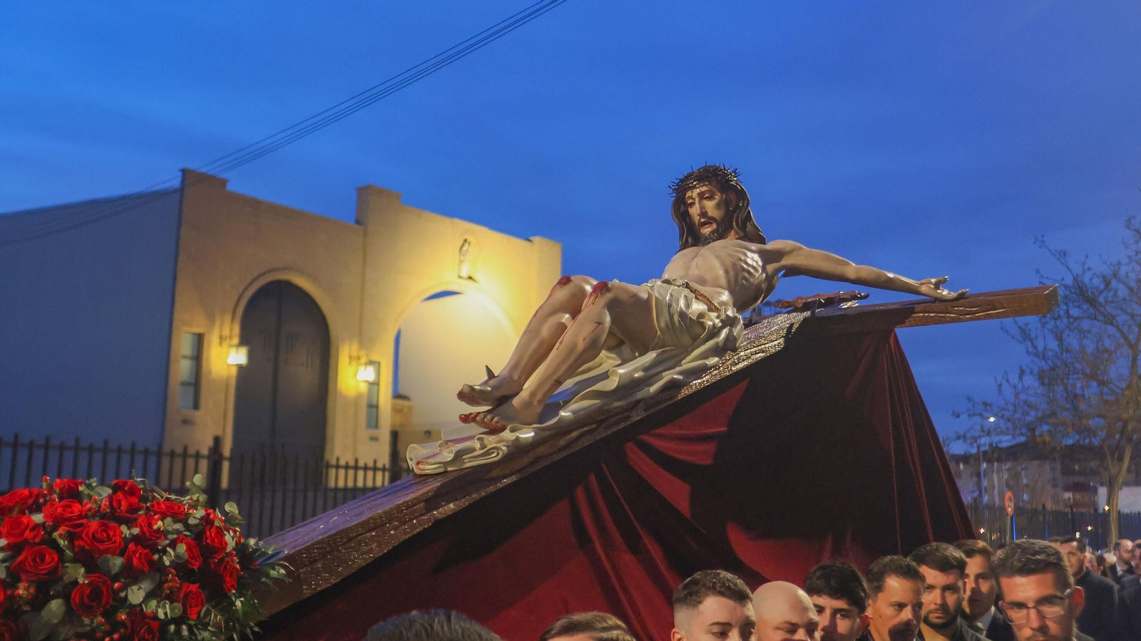 Las mejores imágenes del Vía Crucis de la Hermandad de los Salesianos 2025