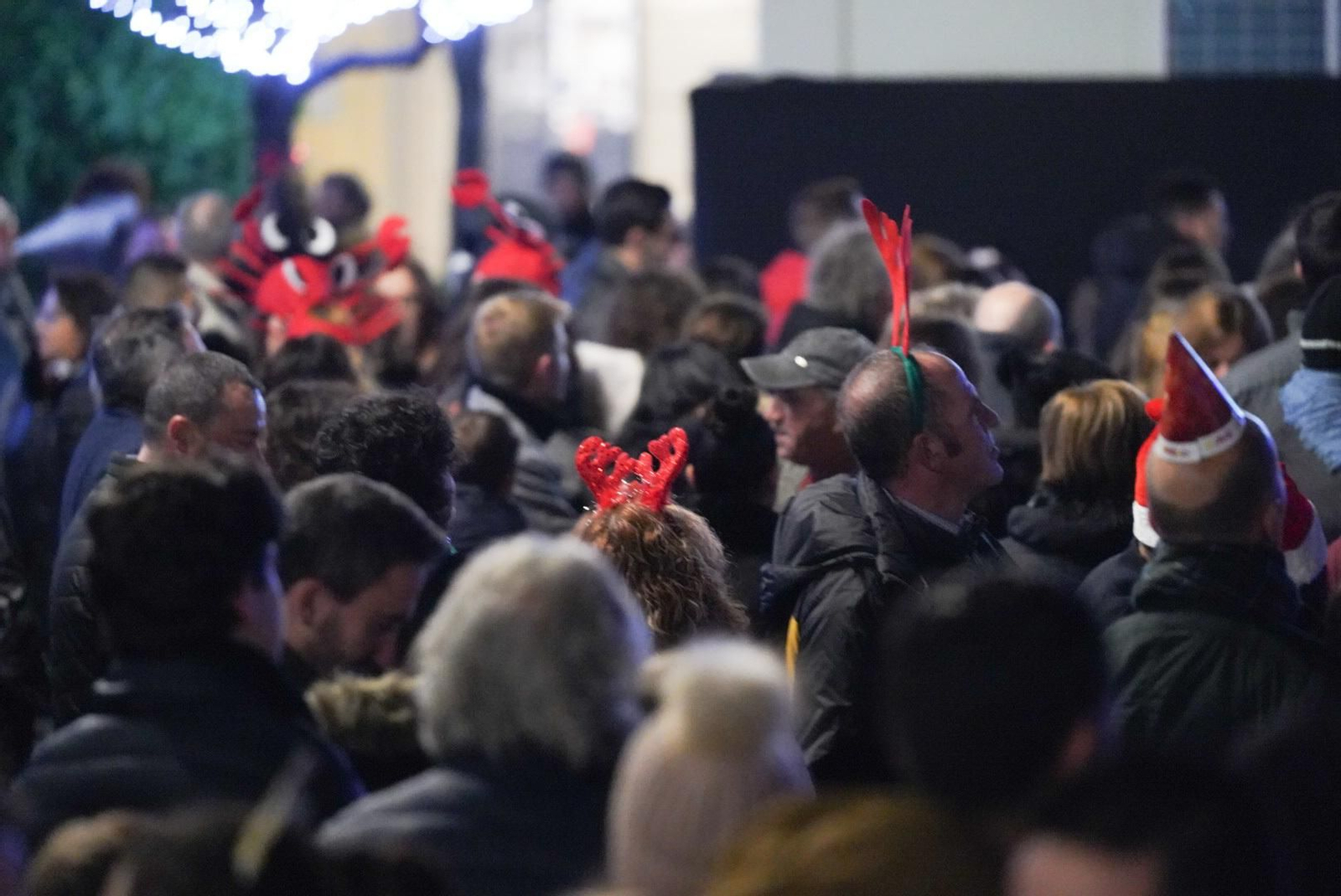 Cientos de personas disfrutan de la Nochevieja en las Tendillas.