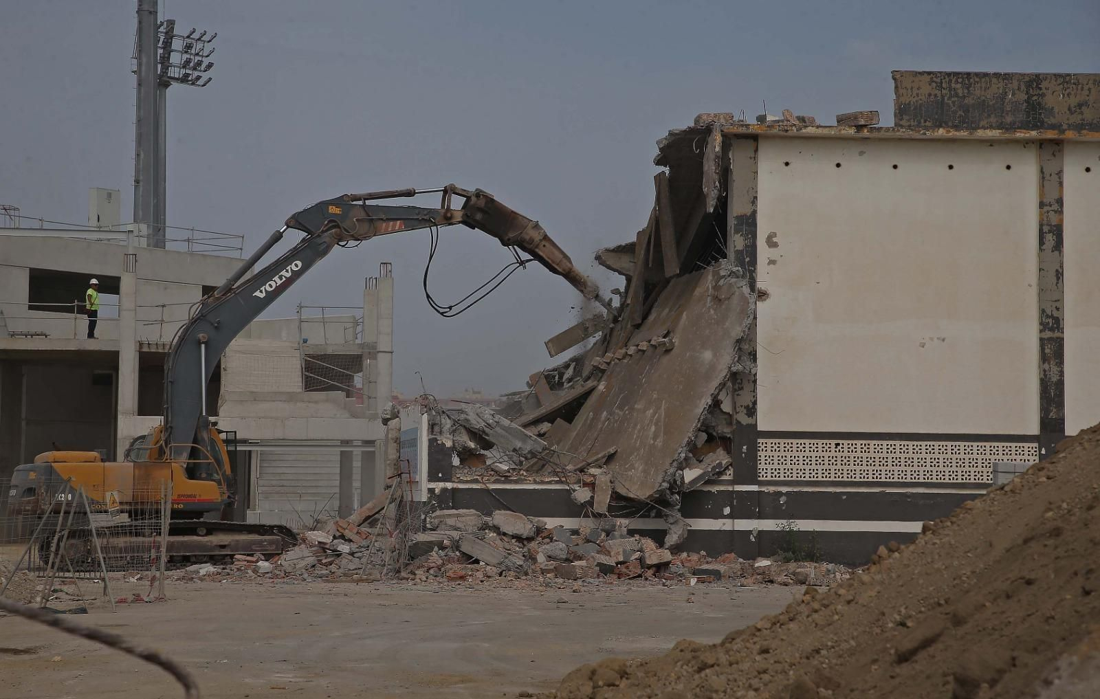 La maquinaria procede al derribo de la parte más cercana al Peñón de la Preferencia del Municipal