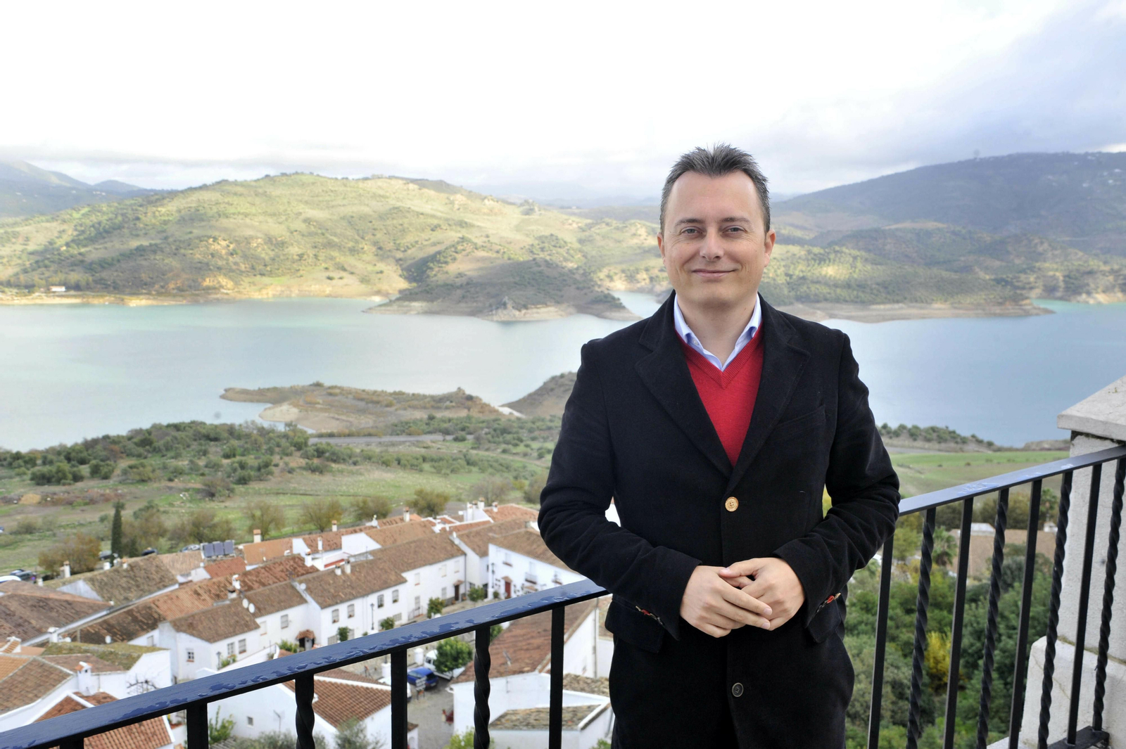 El alcalde junto al balcón de la plaza del Ayuntamiento, con unas vistas impresionantes