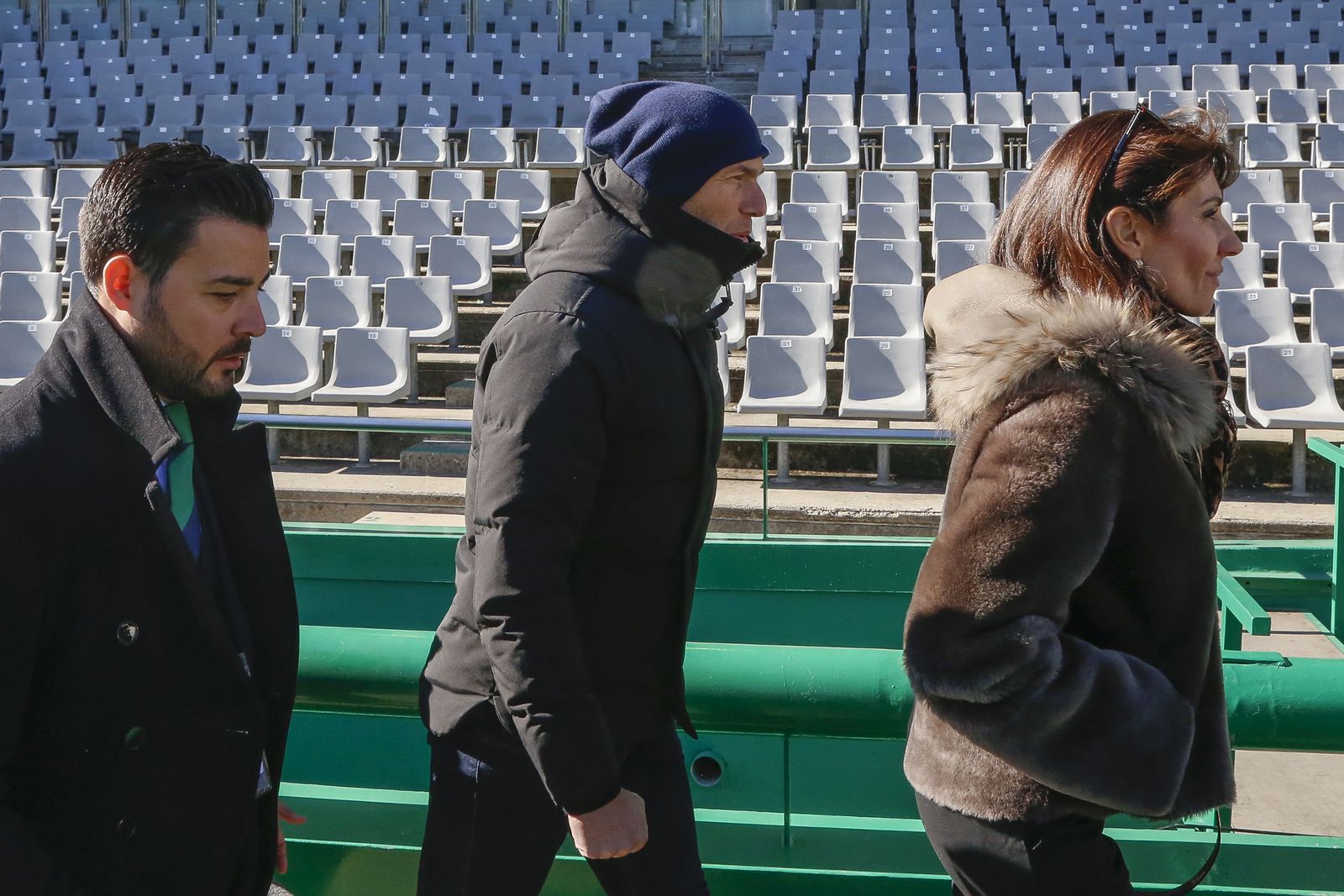 Zidane, junto a su esposa y un empleado del Córdoba, a su llegada a El Arcángel.