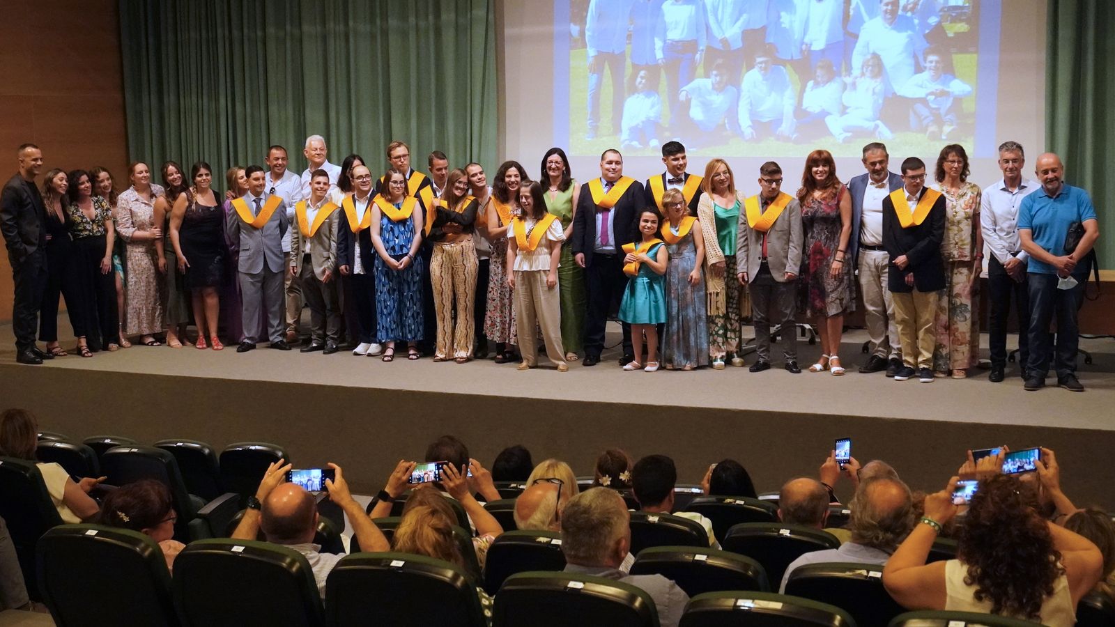 Los alumnos posan junto a sus profesores y la rectora de la UHU en la ceremonia de graduación del curso.