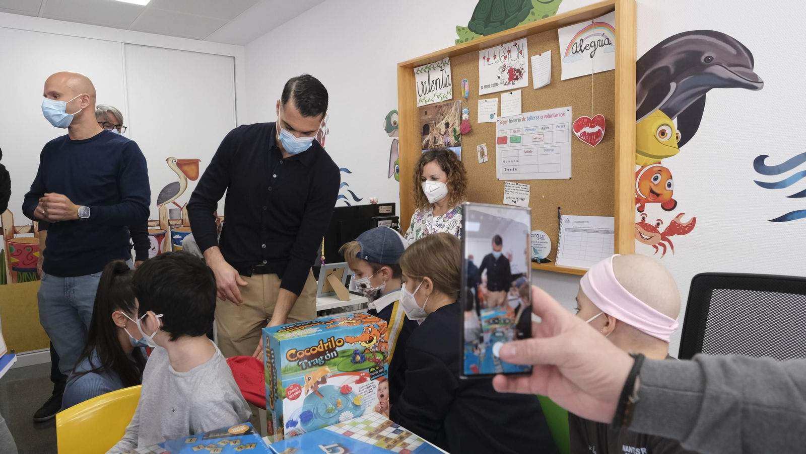 Las imágenes de la visita de los jugadores del Almería a los niños de Torrecárdenas
