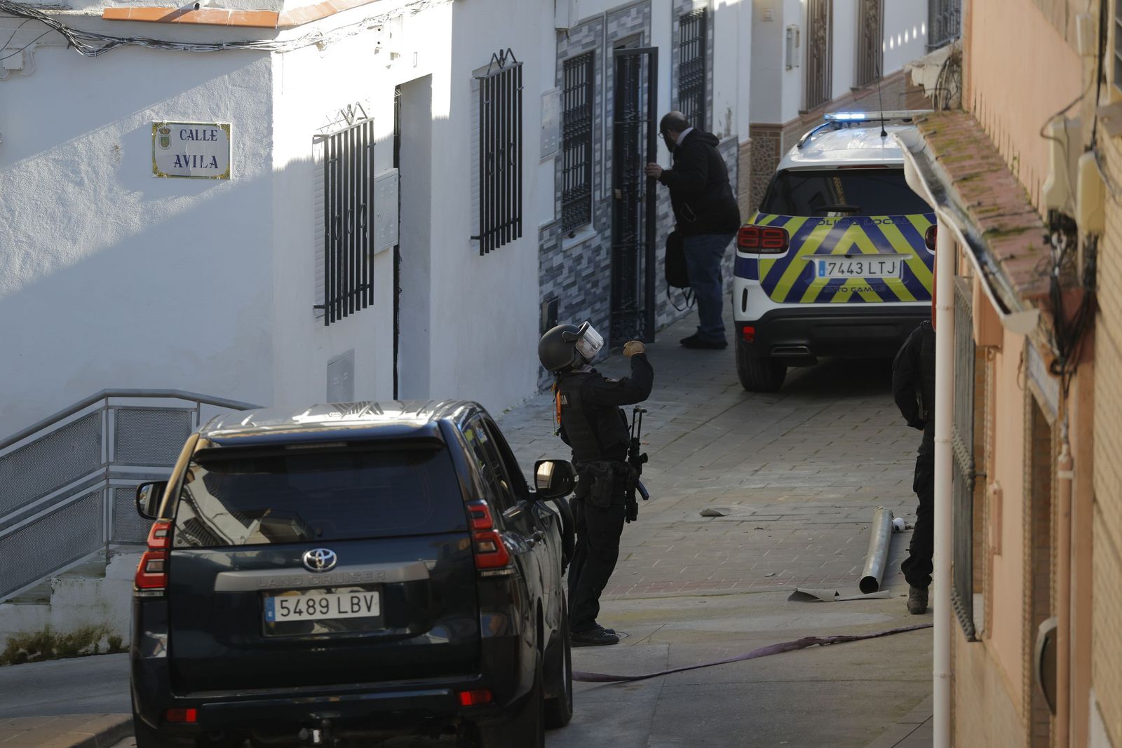 Las imágenes del despliegue policial por un hombre que se ha atrincherado en Camas