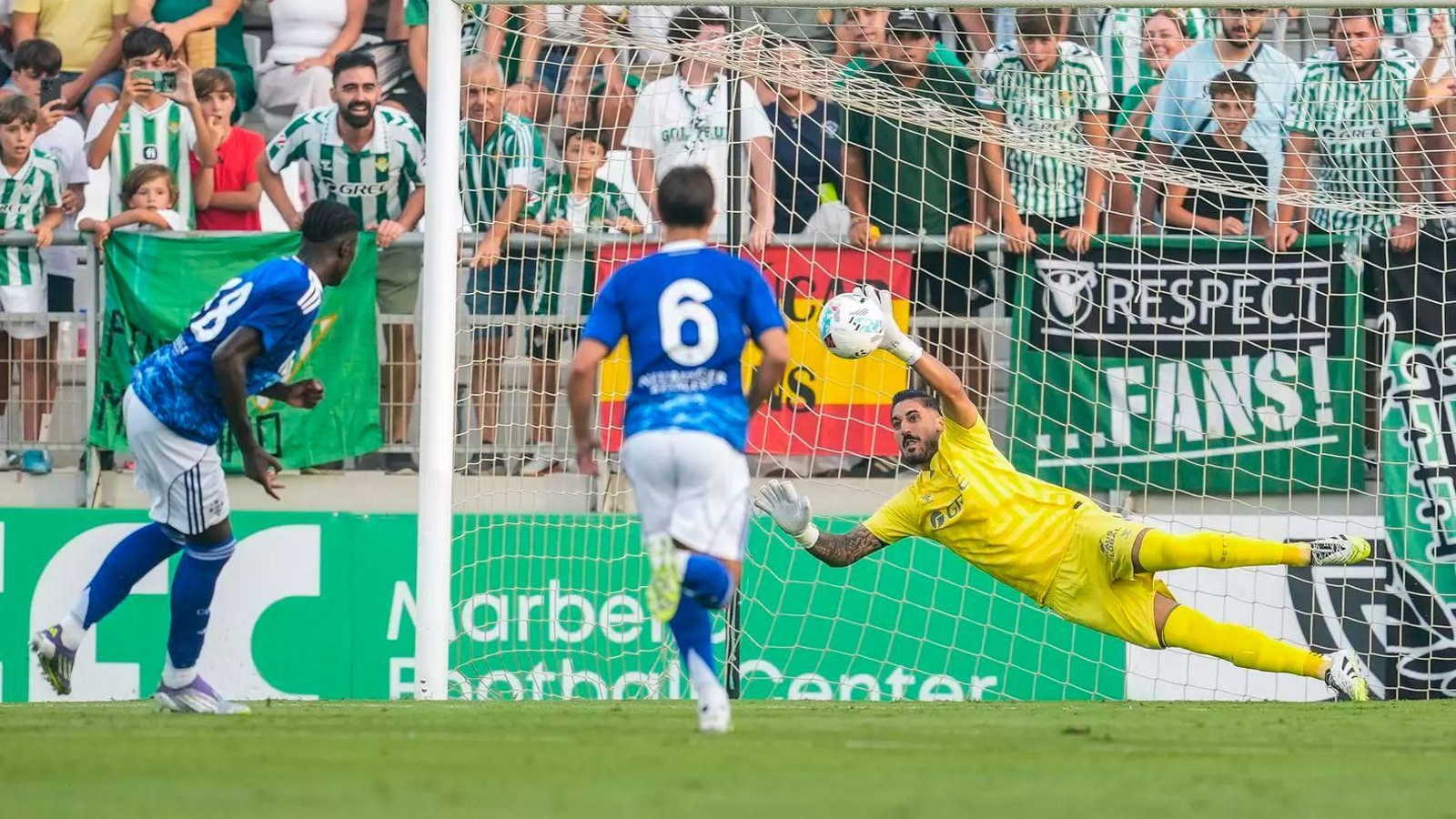 Momento en el que Álvaro Valles le para el penalti a Assane