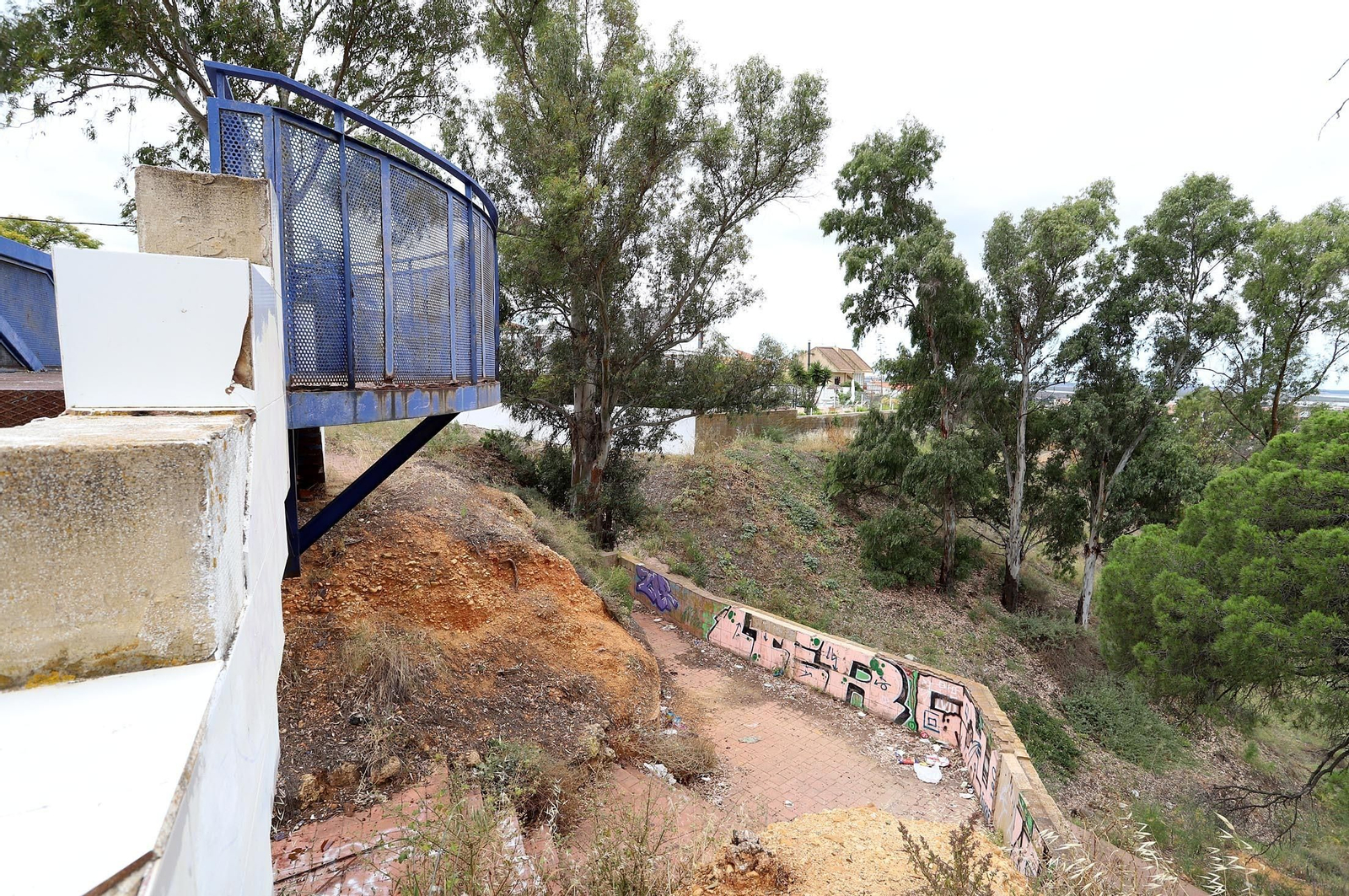 Imágenes de la suciedad, deterioro y abandono de los miradores del Conquero