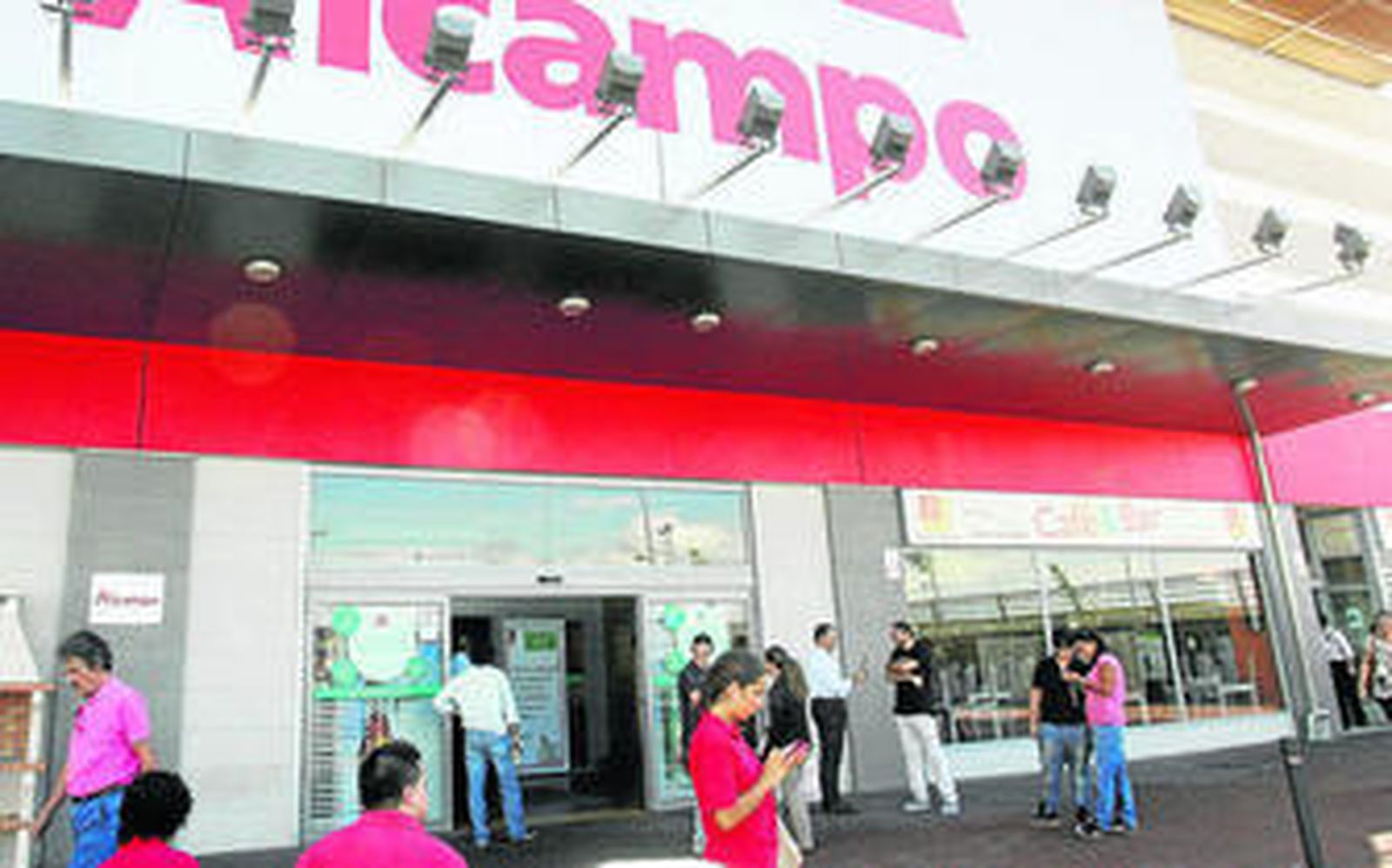 Entrada al supermercado Alcampo de Jerez, ubicada en Luz Shopping.