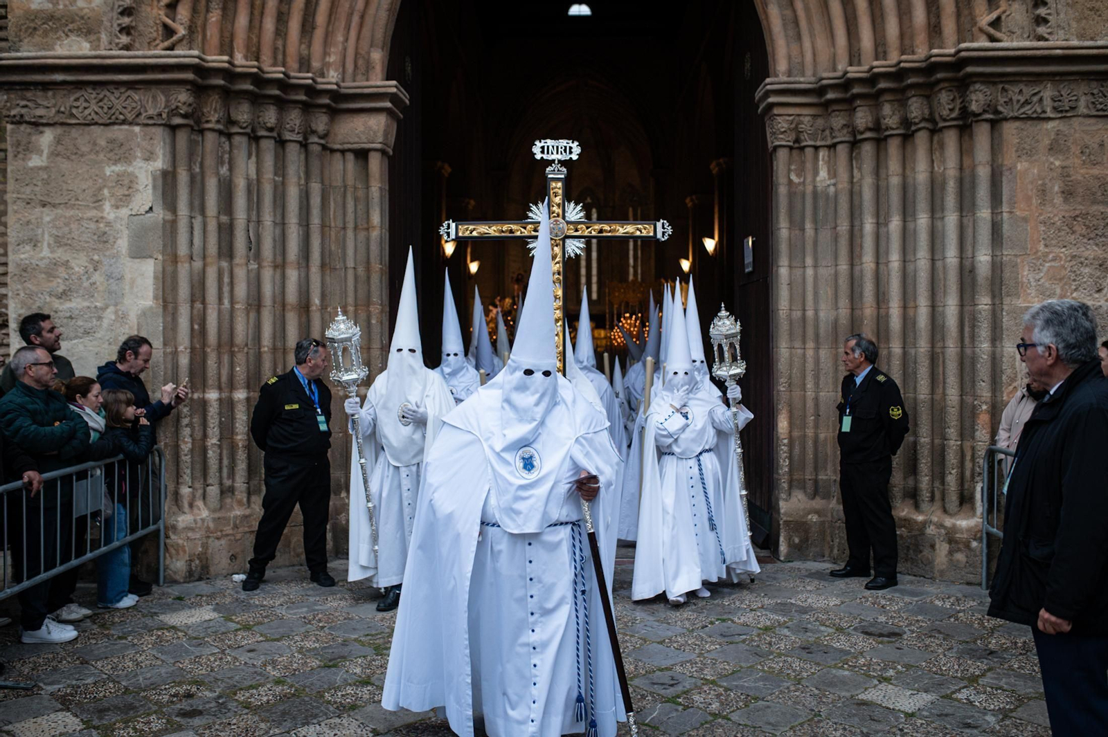 La cruz de guía saliendo de Santa Marina.