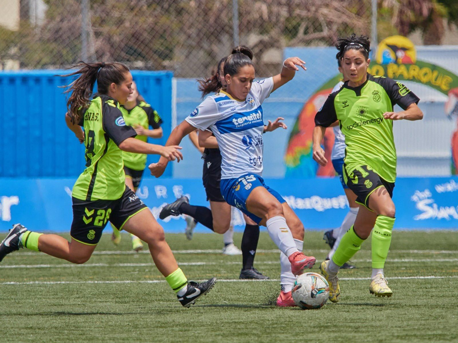 Diki del Costa UDG Tenerife ante las béticas Marina Sánchez y Carol Férez
